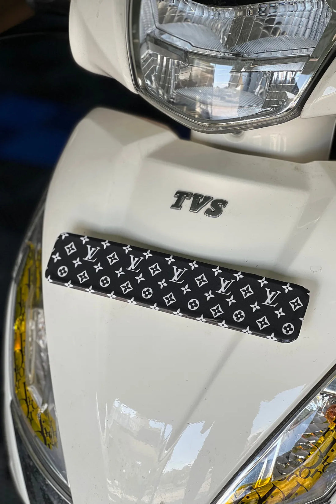 TVS Jupiter 125 için Ön Plakalık Uyumlu LV Desenli Plakalık Kaplama Sticker