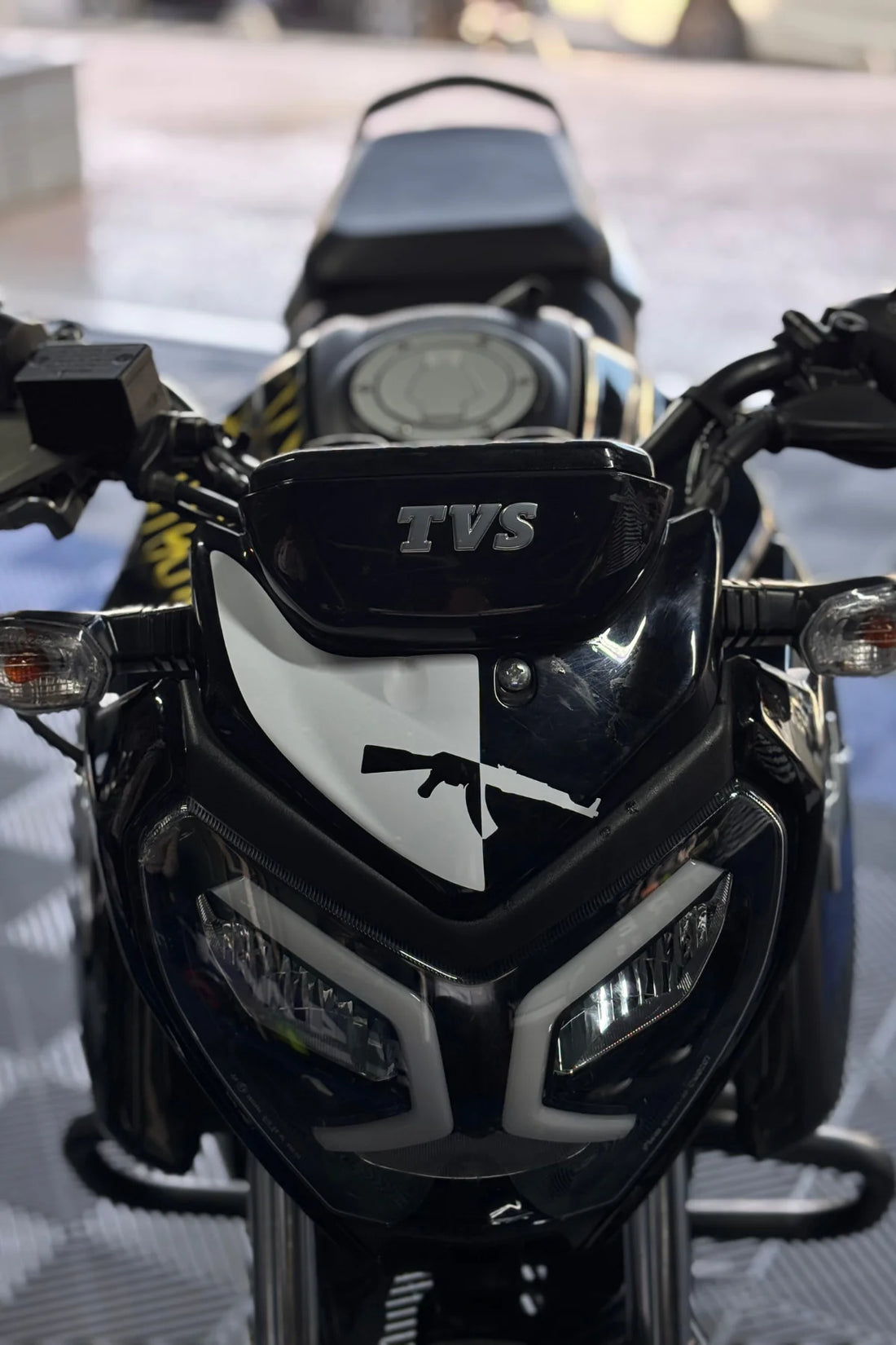 TVS Raider 125 için AK-47 Desenli Kafa Detay Sticker Beyaz Renk