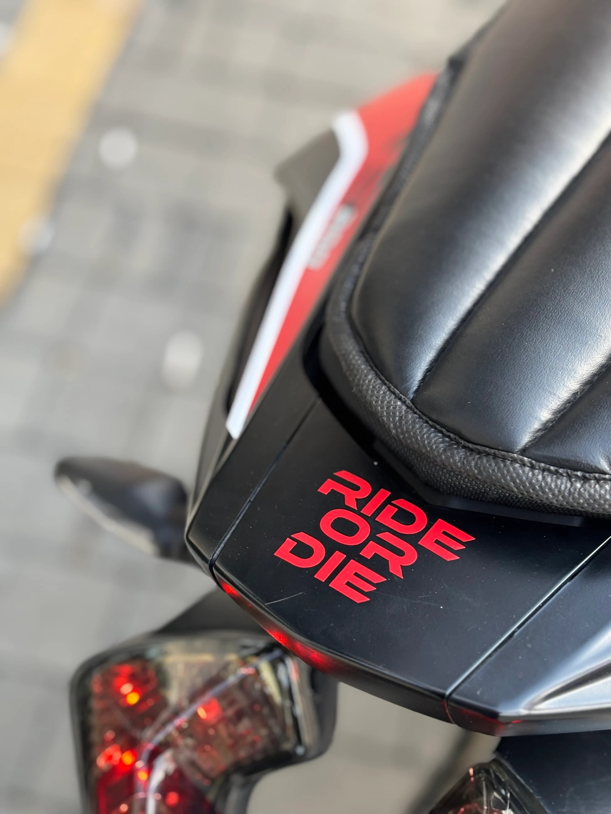 Motosiklet ve Kask için Kırmızı Renk Ride or Die Sticker Etiket (12CMx1.5CM)