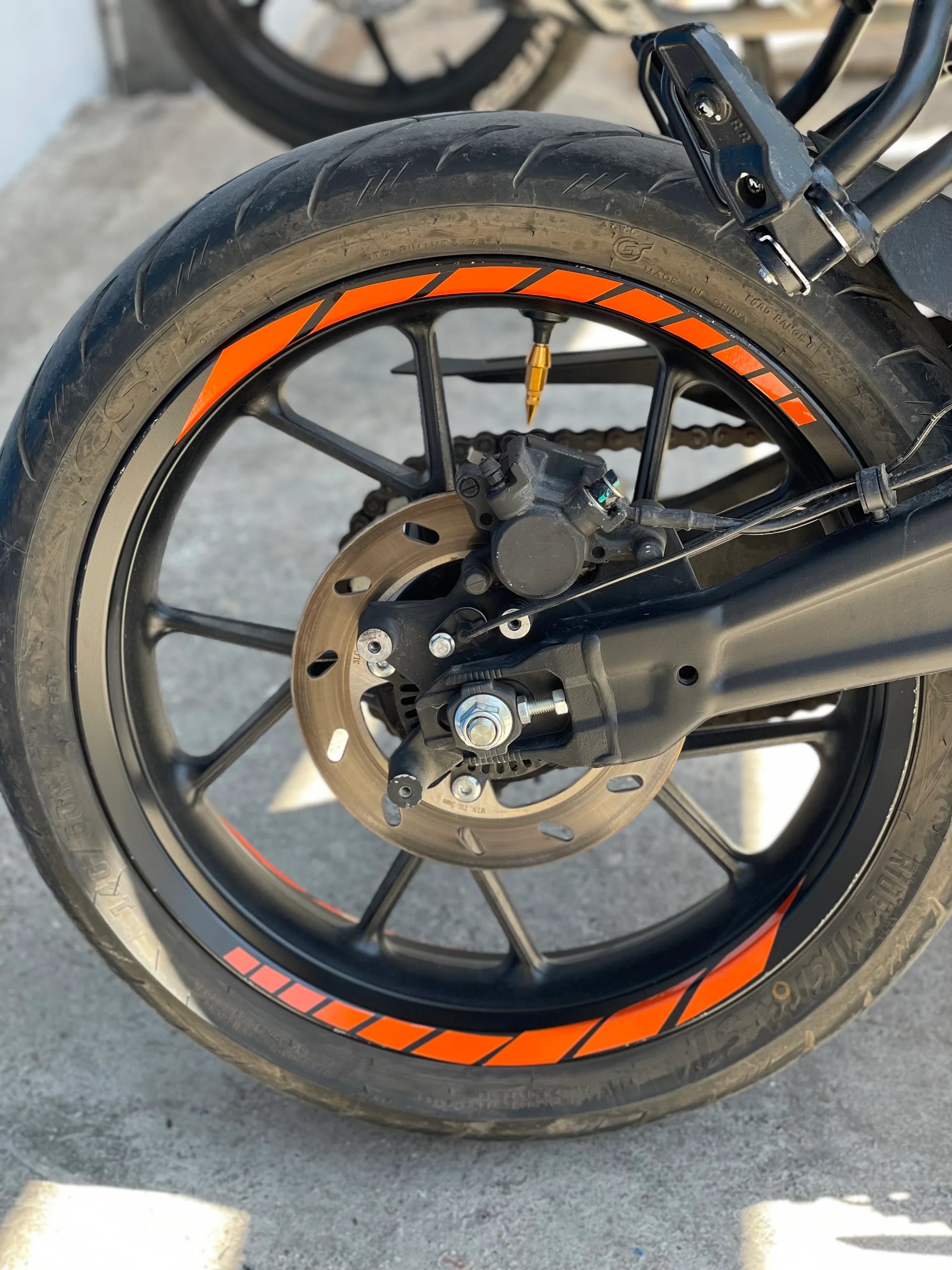 Motosiklet Jantı için 17 Inch Jantlara Uyumlu Reflektörlü Turuncu Jant Şeridi Sticker (8 Parça)