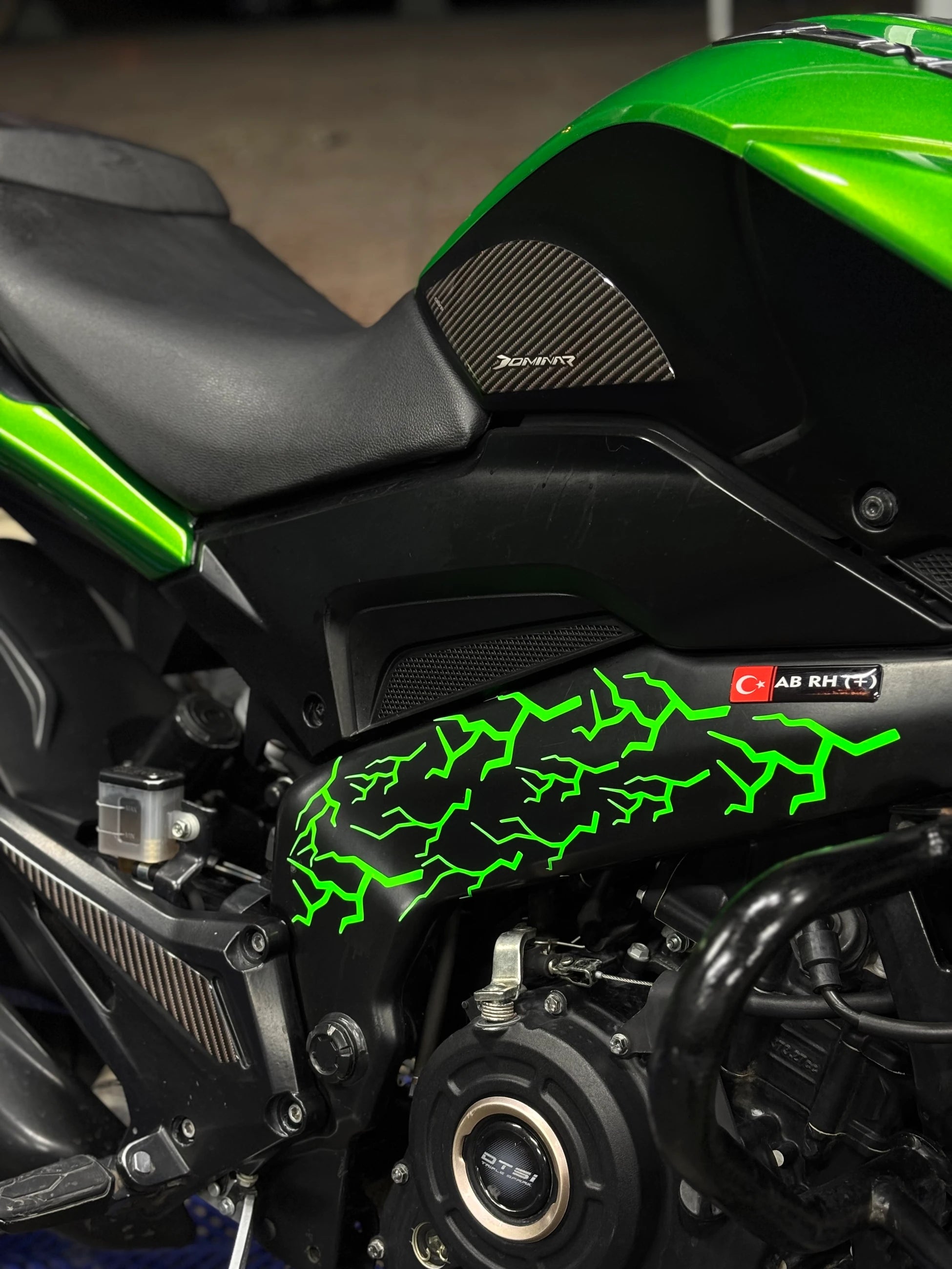 Motosiklet ve Kask için Neon Yeşil Yıldırım Sticker Etiket (16 Parça)