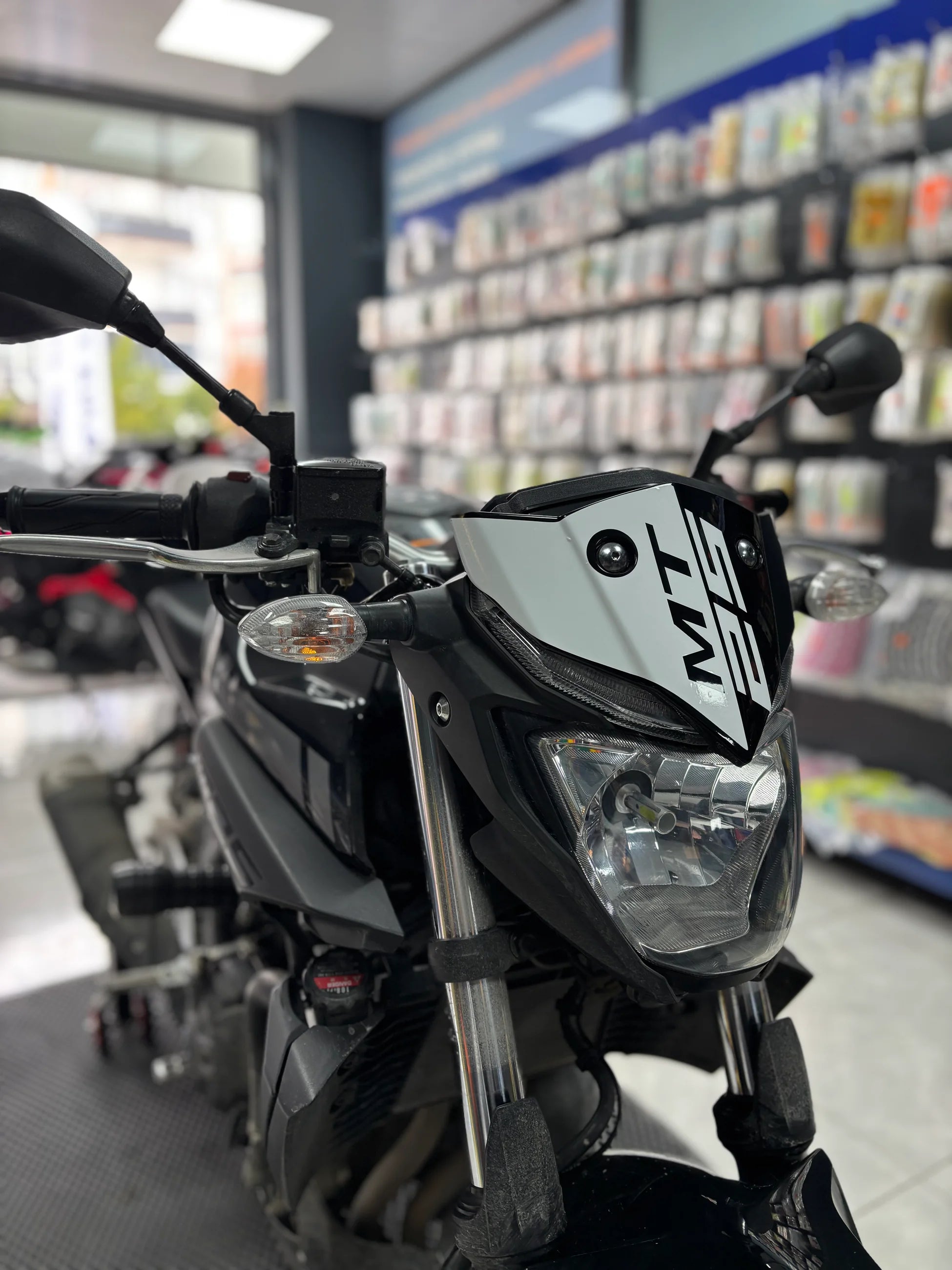 Yamaha MT-25 için Beyaz Renk Kafa Sticker Etiket