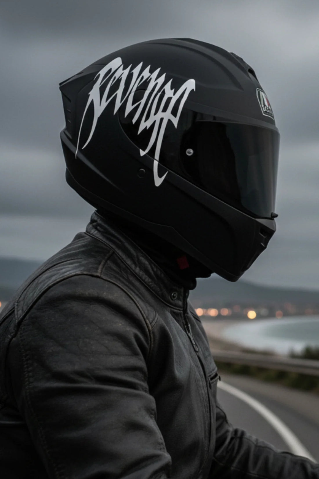 Kask için Gotik Yazı Tipiyle REVENGE Kask Sticker Etiket (Tek Taraf)