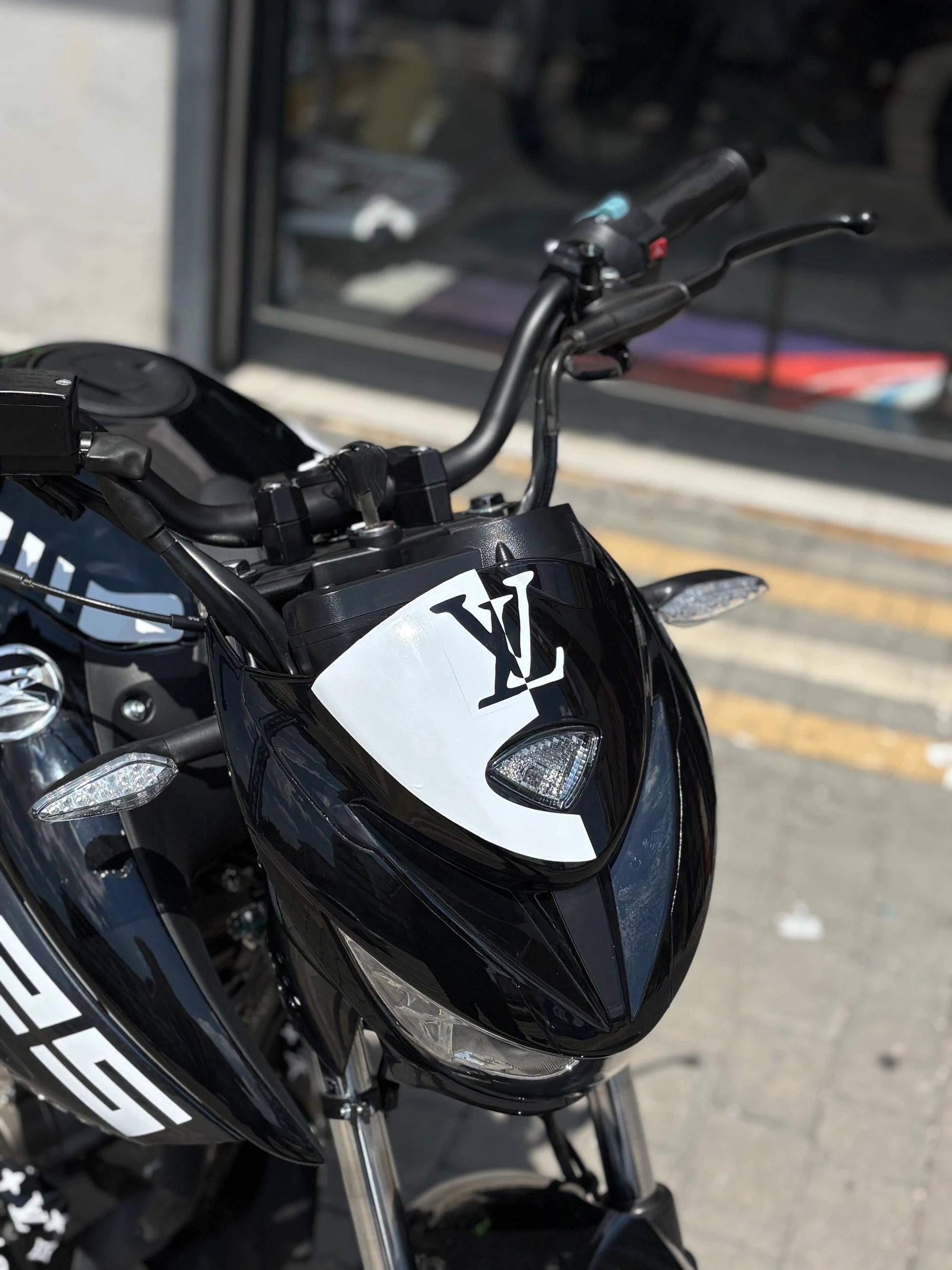 Mondial Drift-L için Beyaz Renk Louis Vuitton Desenli Kafa Sticker Etiket