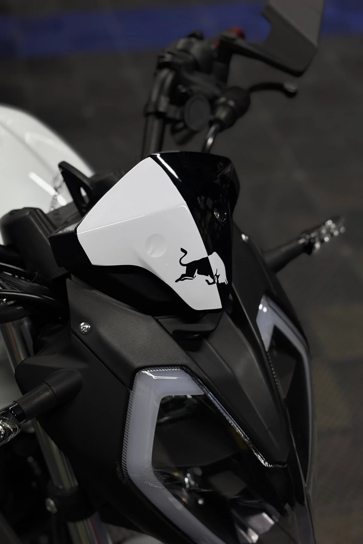 Benelli 125s ve RKS RK125 için Redbull Desenli Beyaz Kafa Detay Sticker