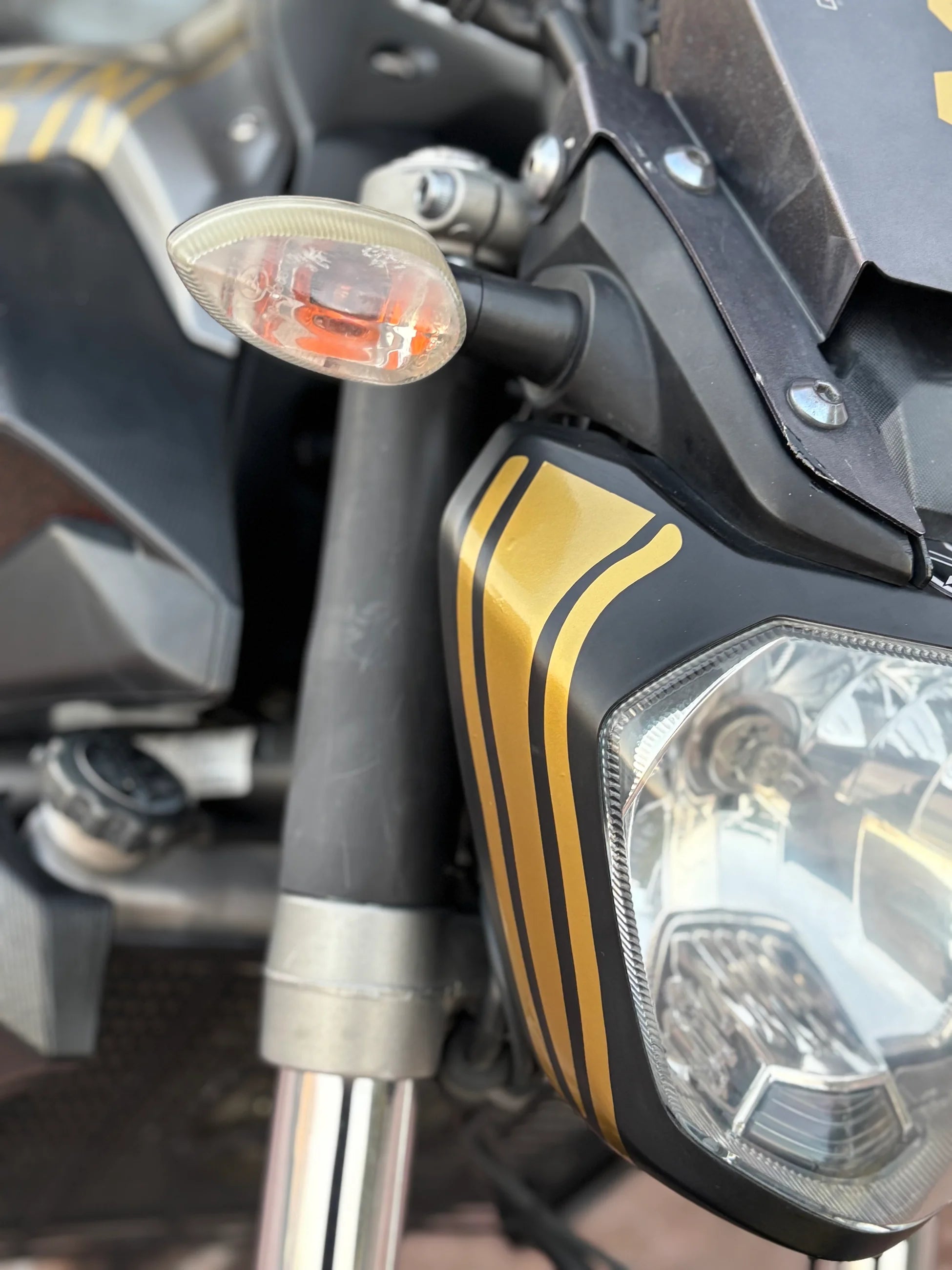 Yamaha MT-07 için Uyumlu Gold Renk Far Kaşı Sticker Seti (Sağ ve Sol