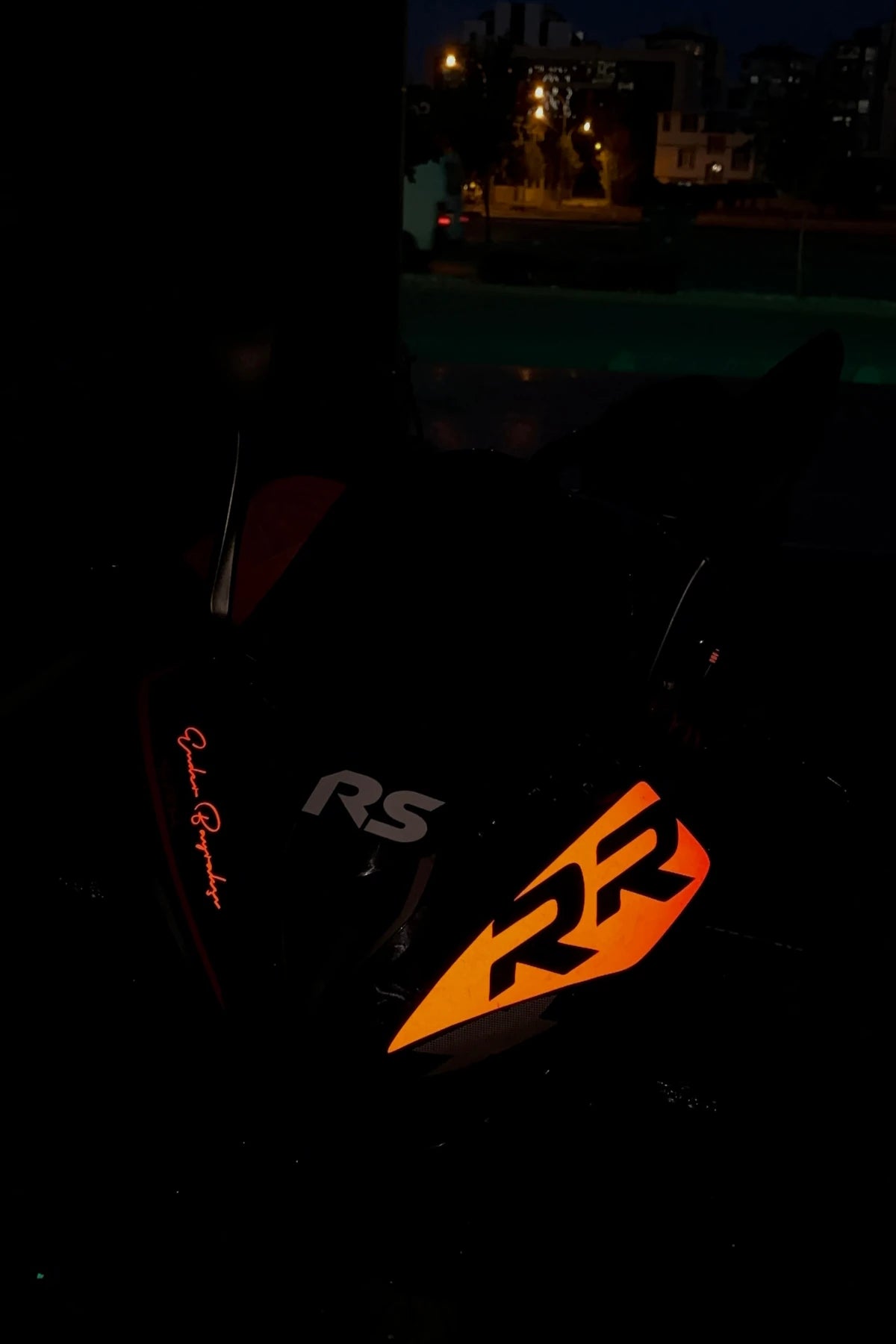 RKS SRK125R için Reflektörlü Kırmızı RR Detay Sticker Etiket