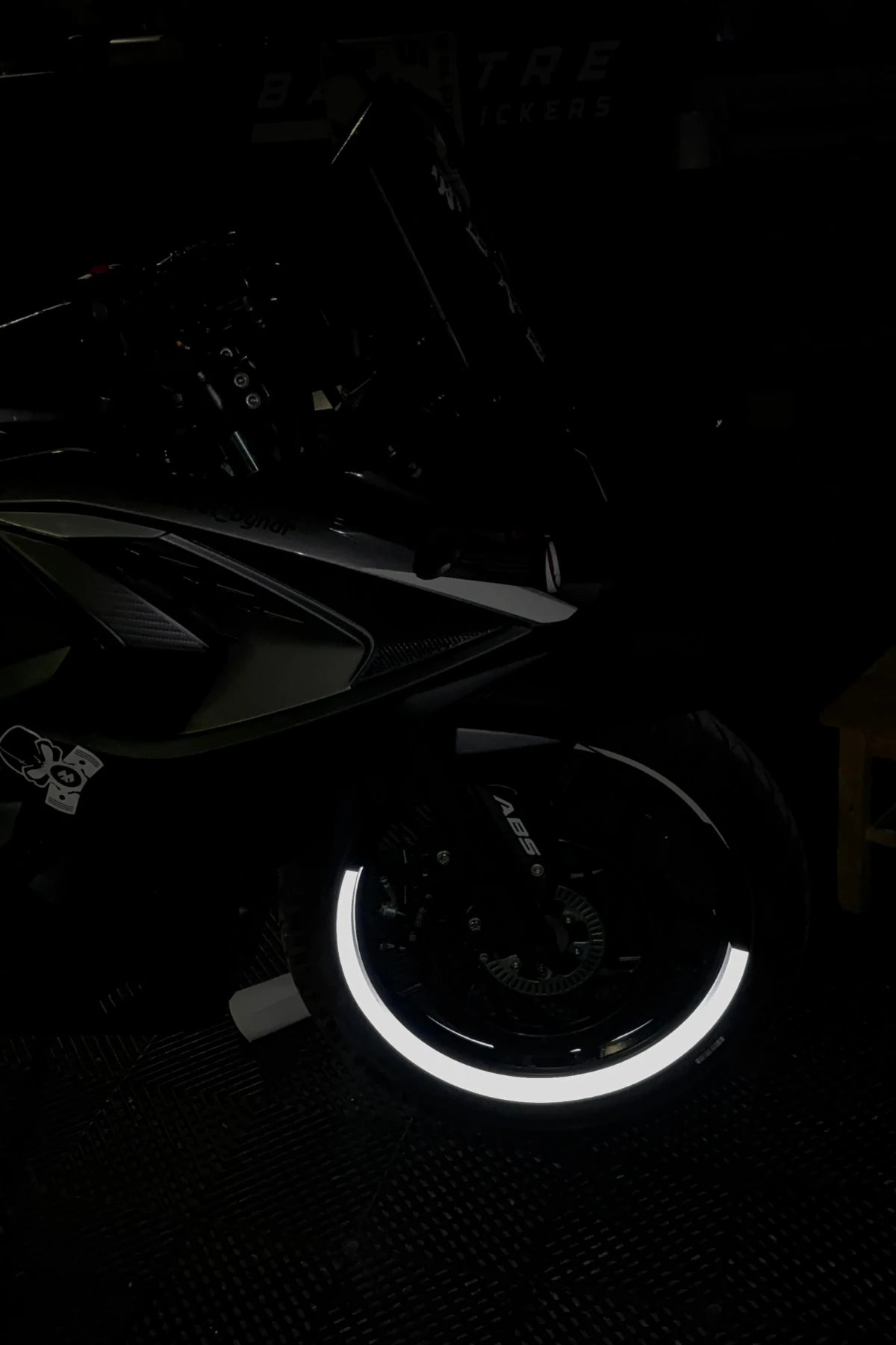 Motosiklet Jantı için 17 Inch Reflektörlü Beyaz Yarım Jant Şeridi Sticker Seti (4 Parça)