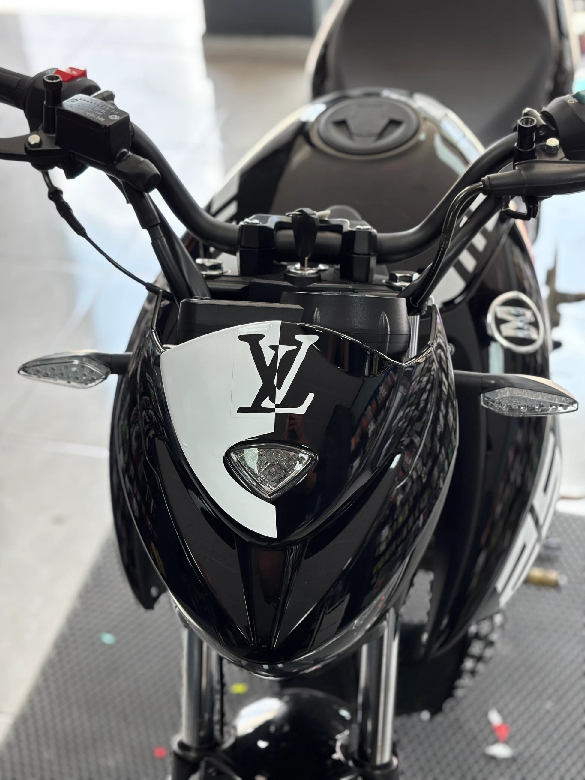 Mondial Drift-L için Beyaz Renk Louis Vuitton Desenli Kafa Sticker Etiket