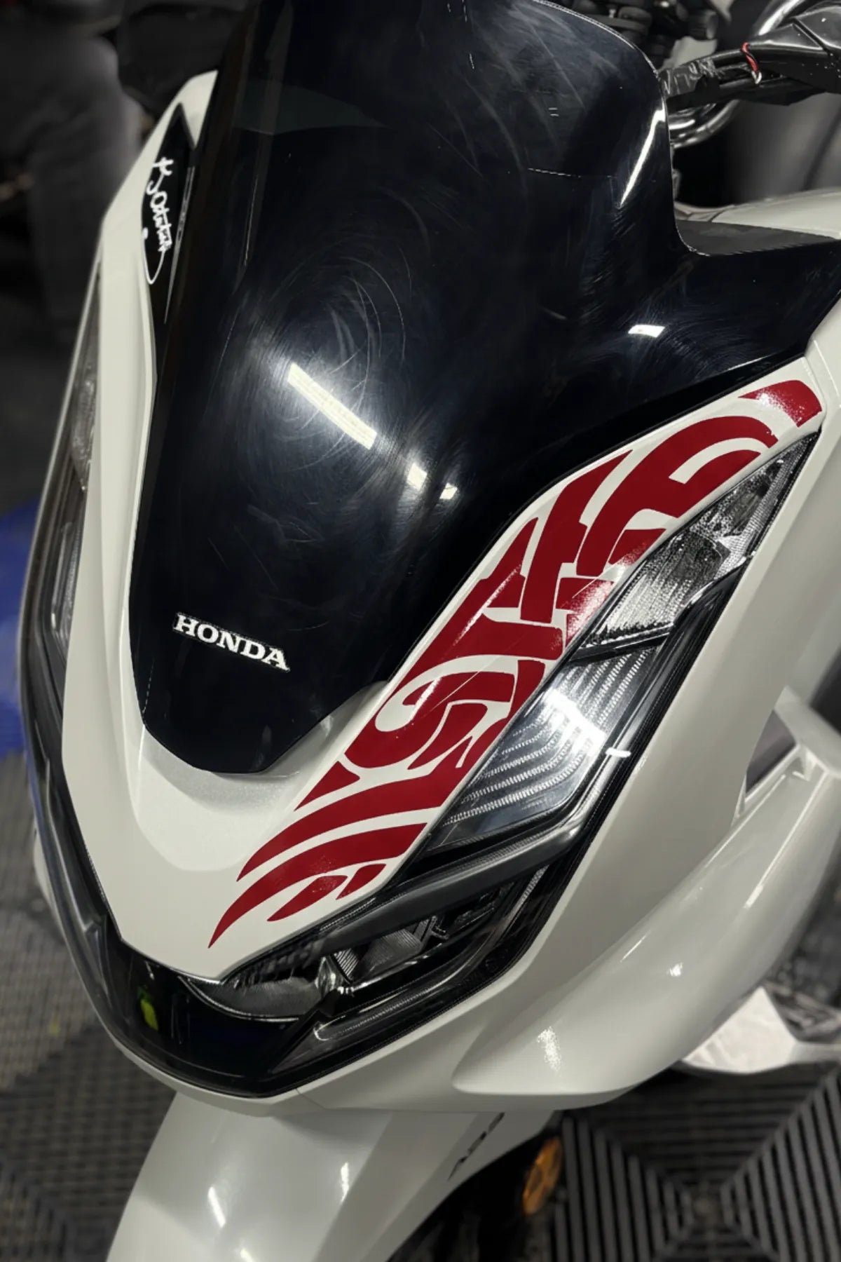 Honda Pcx için Kırmızı Renk  Far Üstü Tribal Dövme Sticker