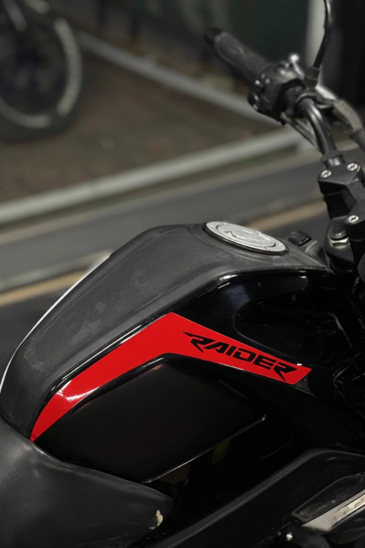 TVS Raider 125 için Kırmızı Renk Depo Kordon Sticker (Sağ ve Sol)