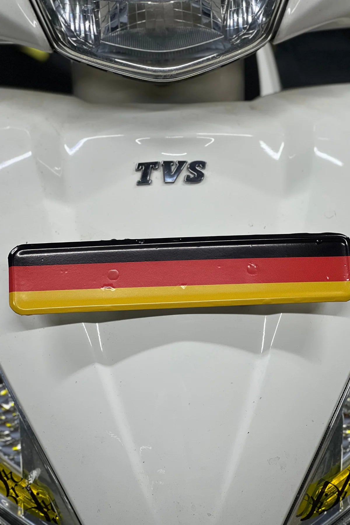 TVS Jupiter 125 için Ön Plakalık Uyumlu Alman Bayraklı Sticker Etiket
