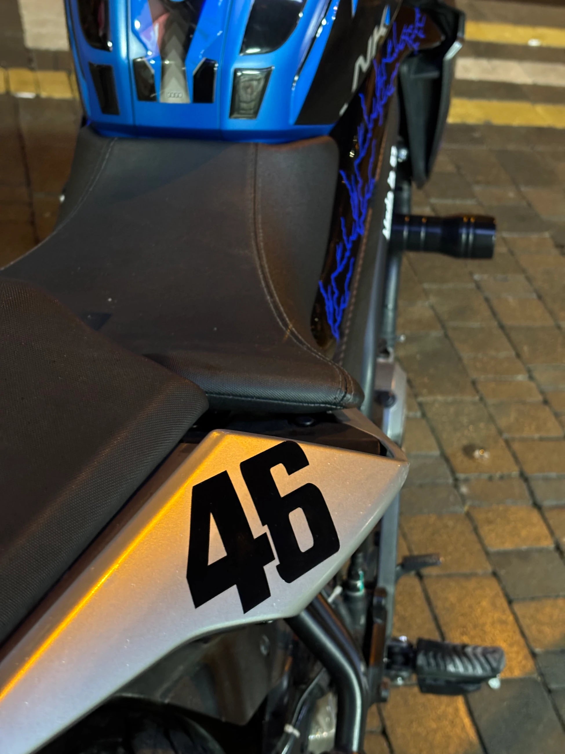 Motosiklet ve Kask için Siyah Renk 46 Sticker Etiket (1 Adet)