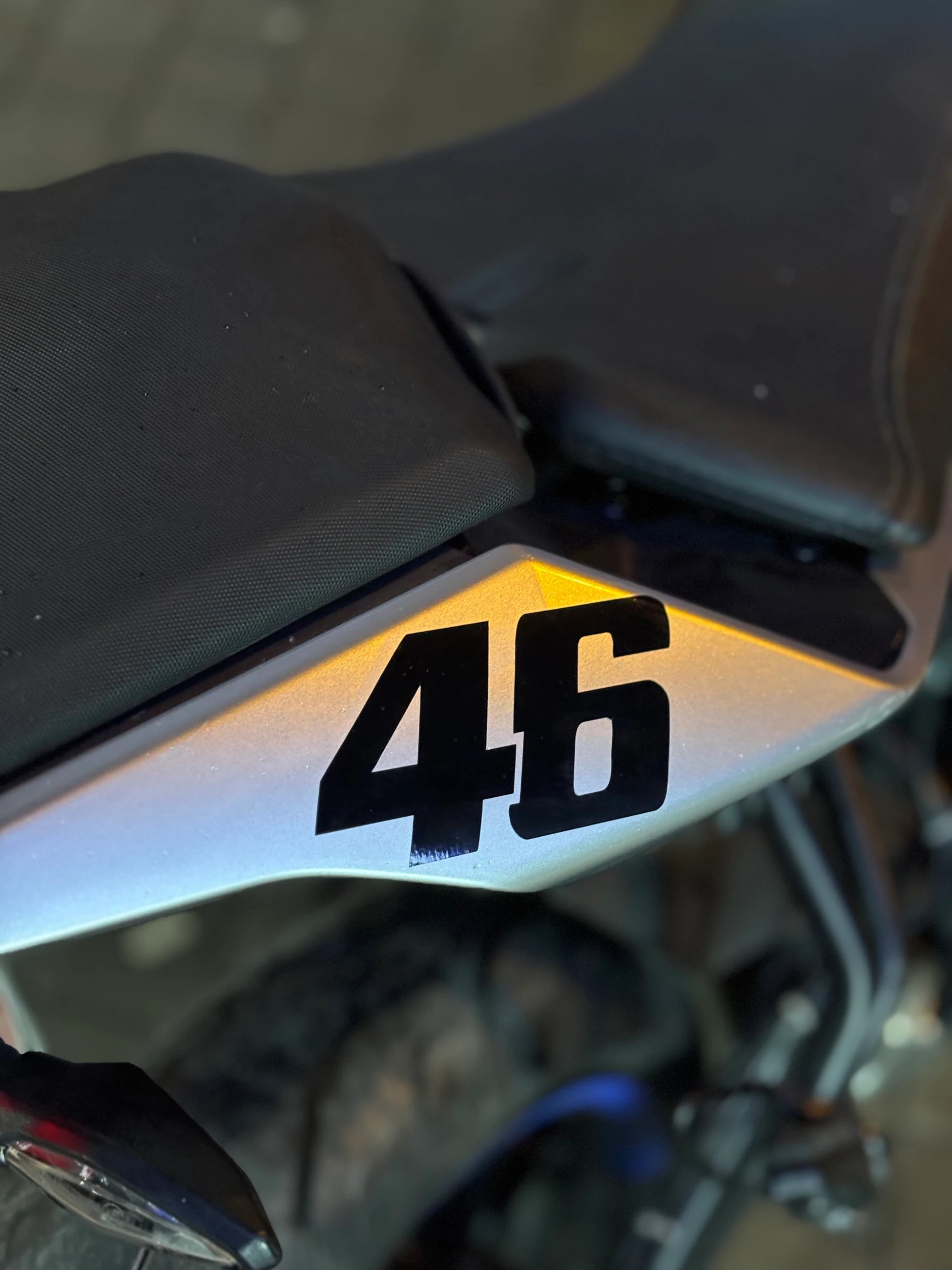 Motosiklet ve Kask için Siyah Renk 46 Sticker Etiket (1 Adet)