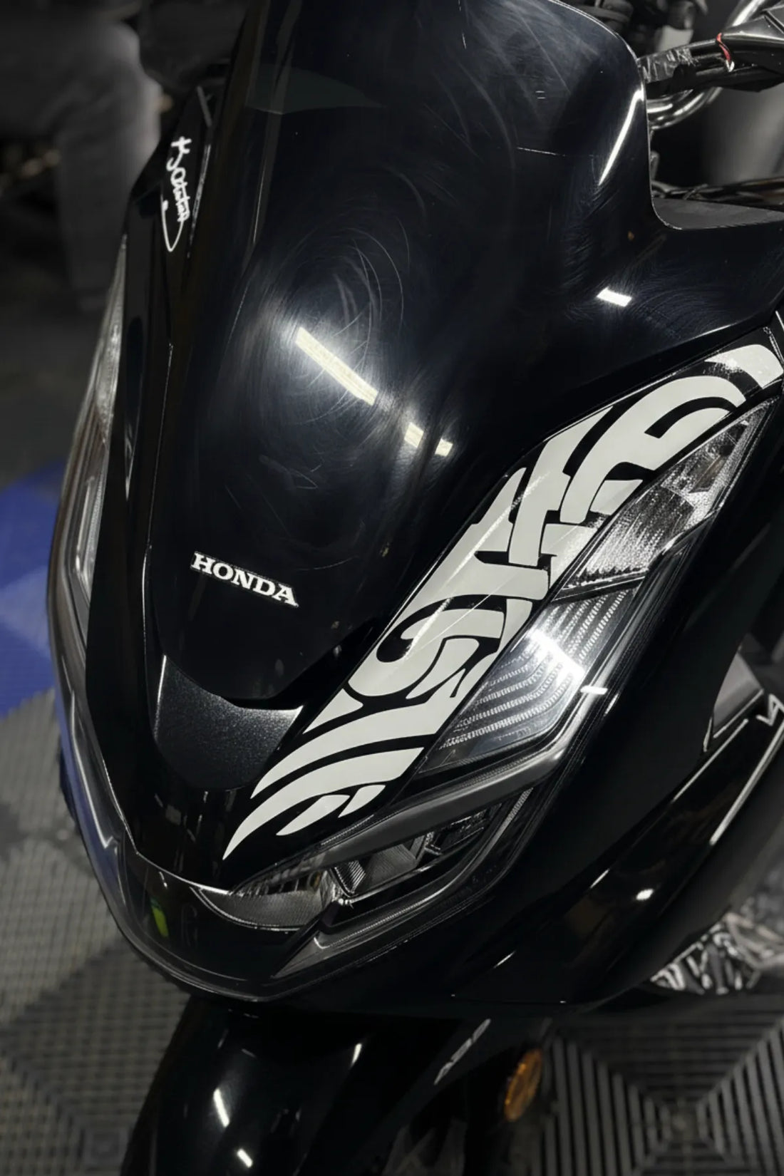 Honda PCX 2021-2024 Yılları Uyumlu Beyaz Renk Far Üstü Tribal Desen Sticker
