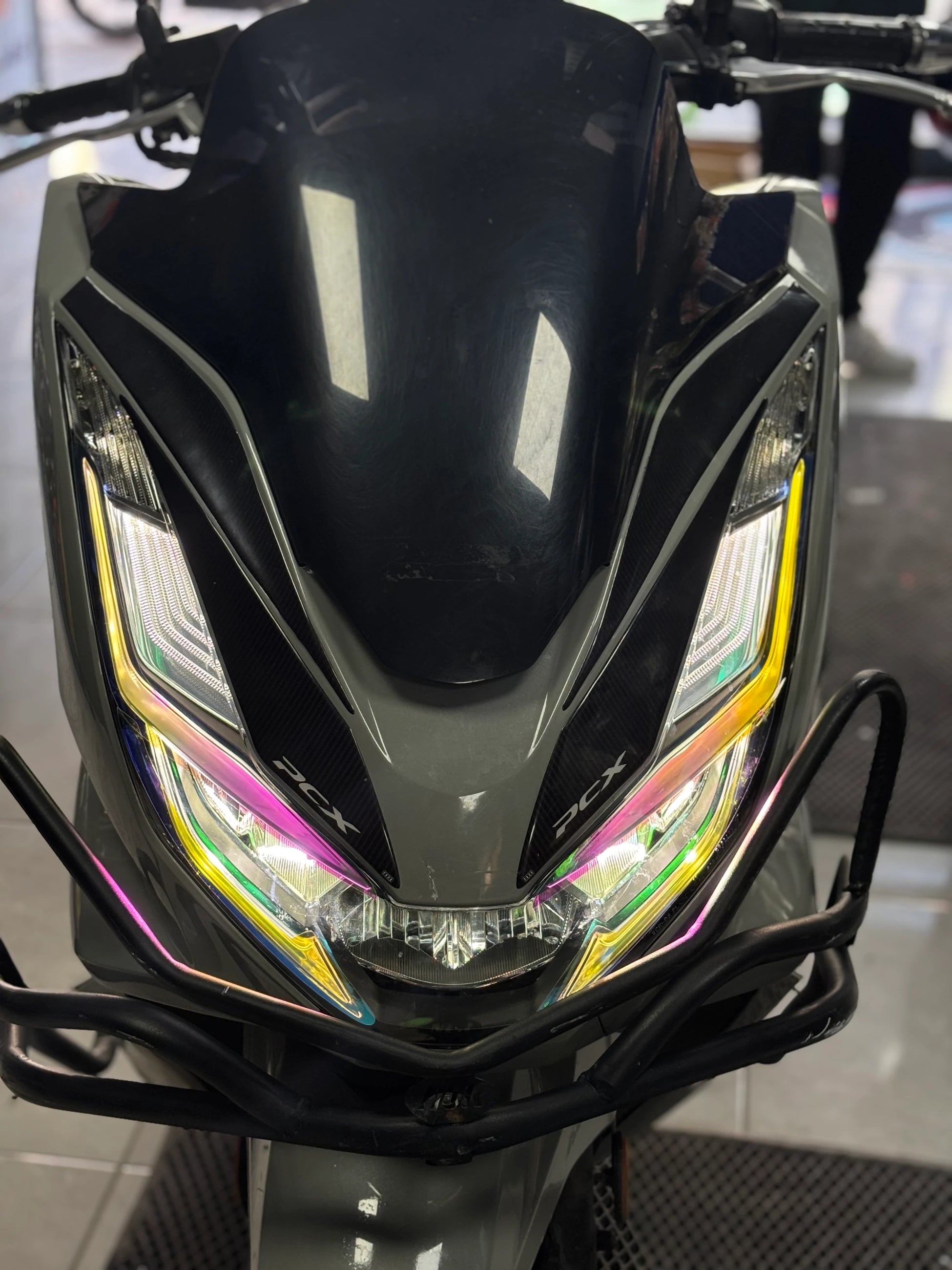Honda PCX için Bukalemun Pembe-Sarı Far Filmi Sticker Etiket (2021-2024)