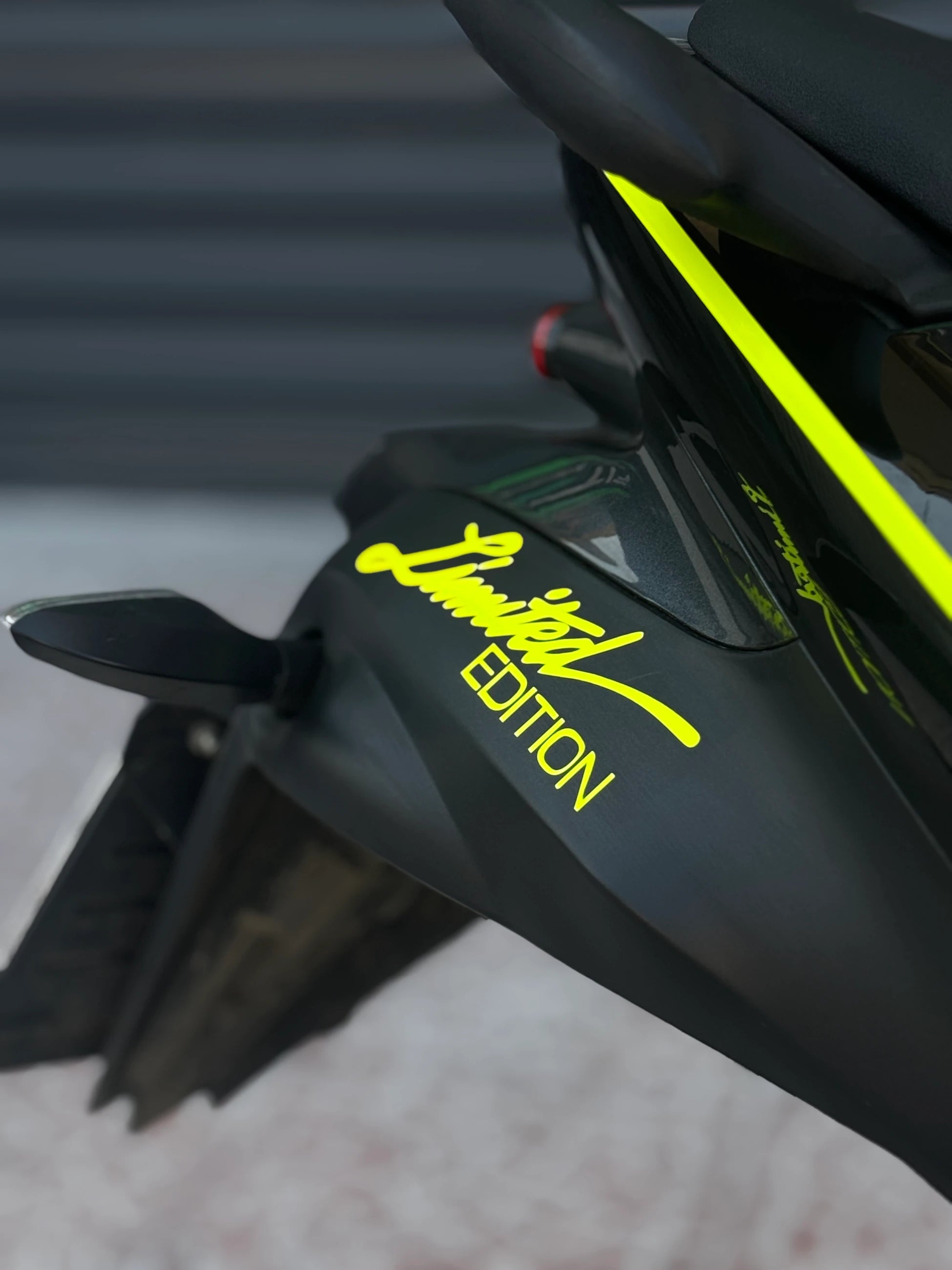 Motosiklet ve Kask için Neon Sarı Limited Edition Sticker Etiket (14CMx4CM)