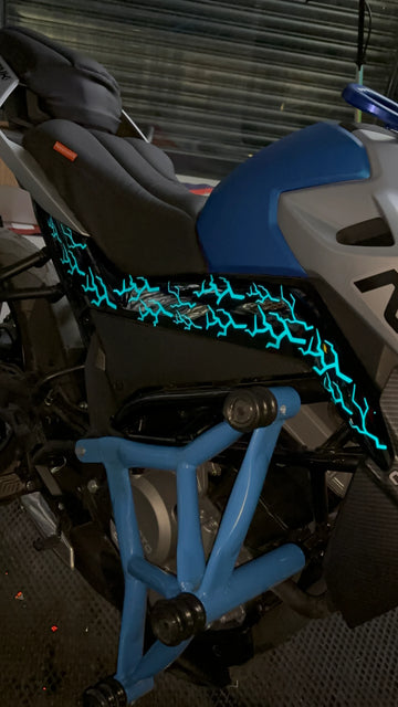 Motosiklet ve Kask için Ultra Reflektif Oraca Mavi  Şimşek Sticker Etiket Seti (16'lı)