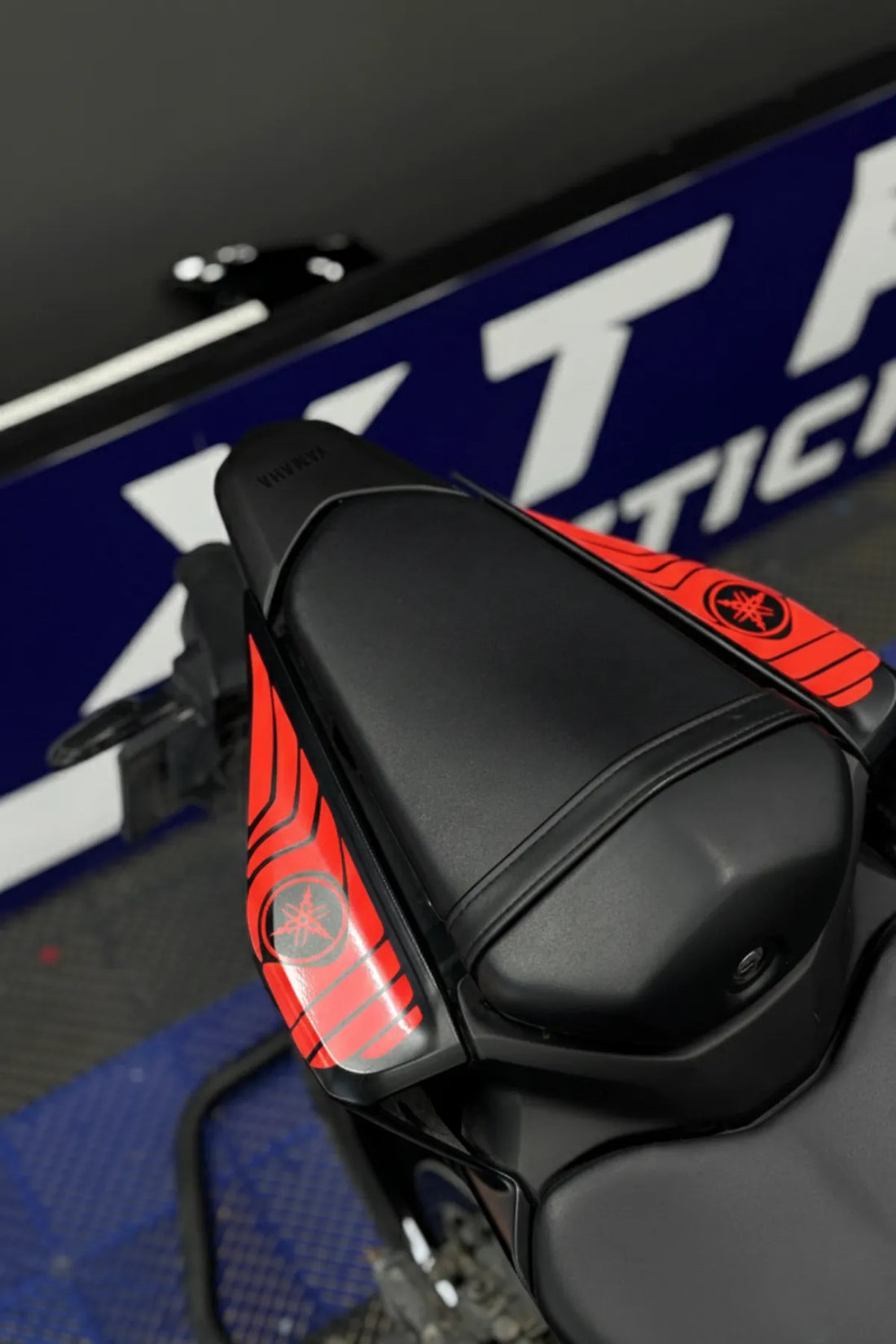 Yamaha R25 2025 Yeni Kasa için Kırmızı Renk Kuyruk Sticker