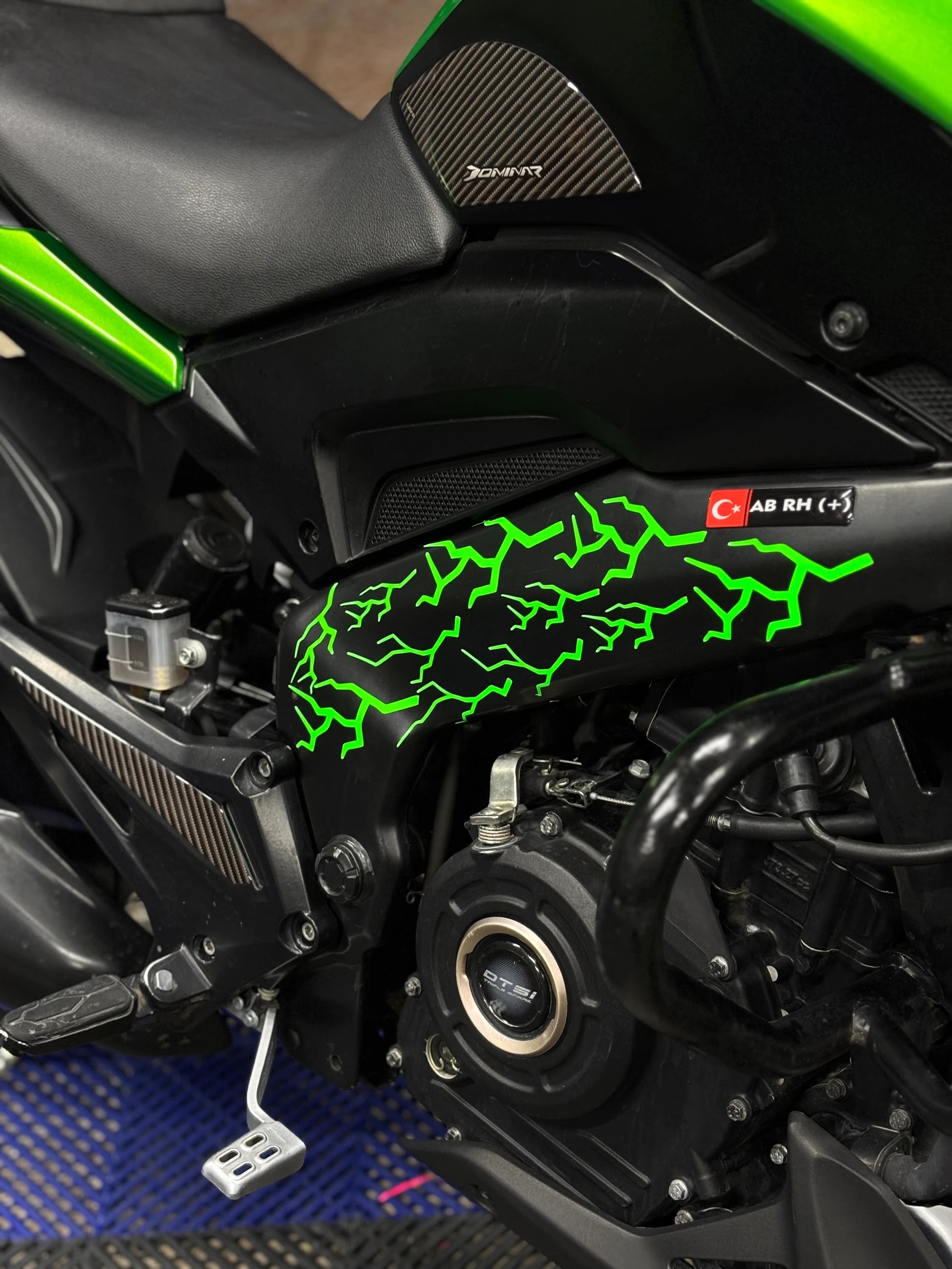 Motosiklet ve Kask için Neon Yeşil Yıldırım Sticker Etiket (16 Parça)