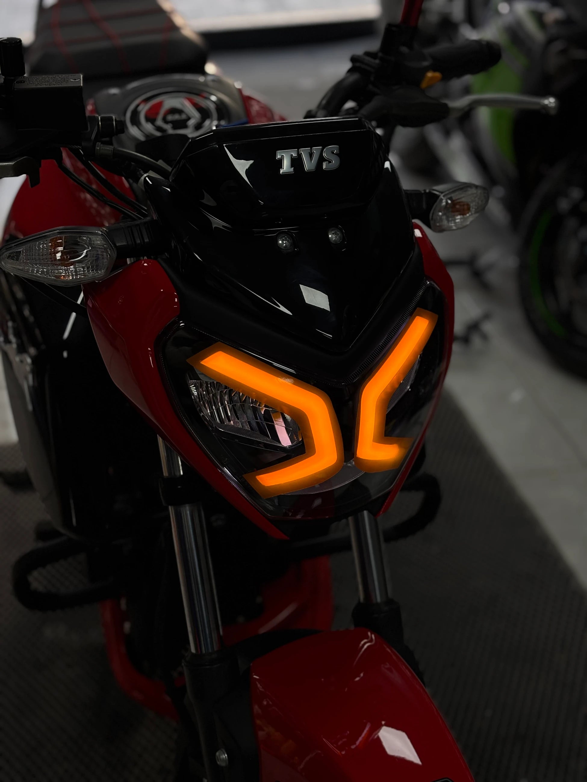 TVS Raider için Renkli Far Filmi Sticker Etiket