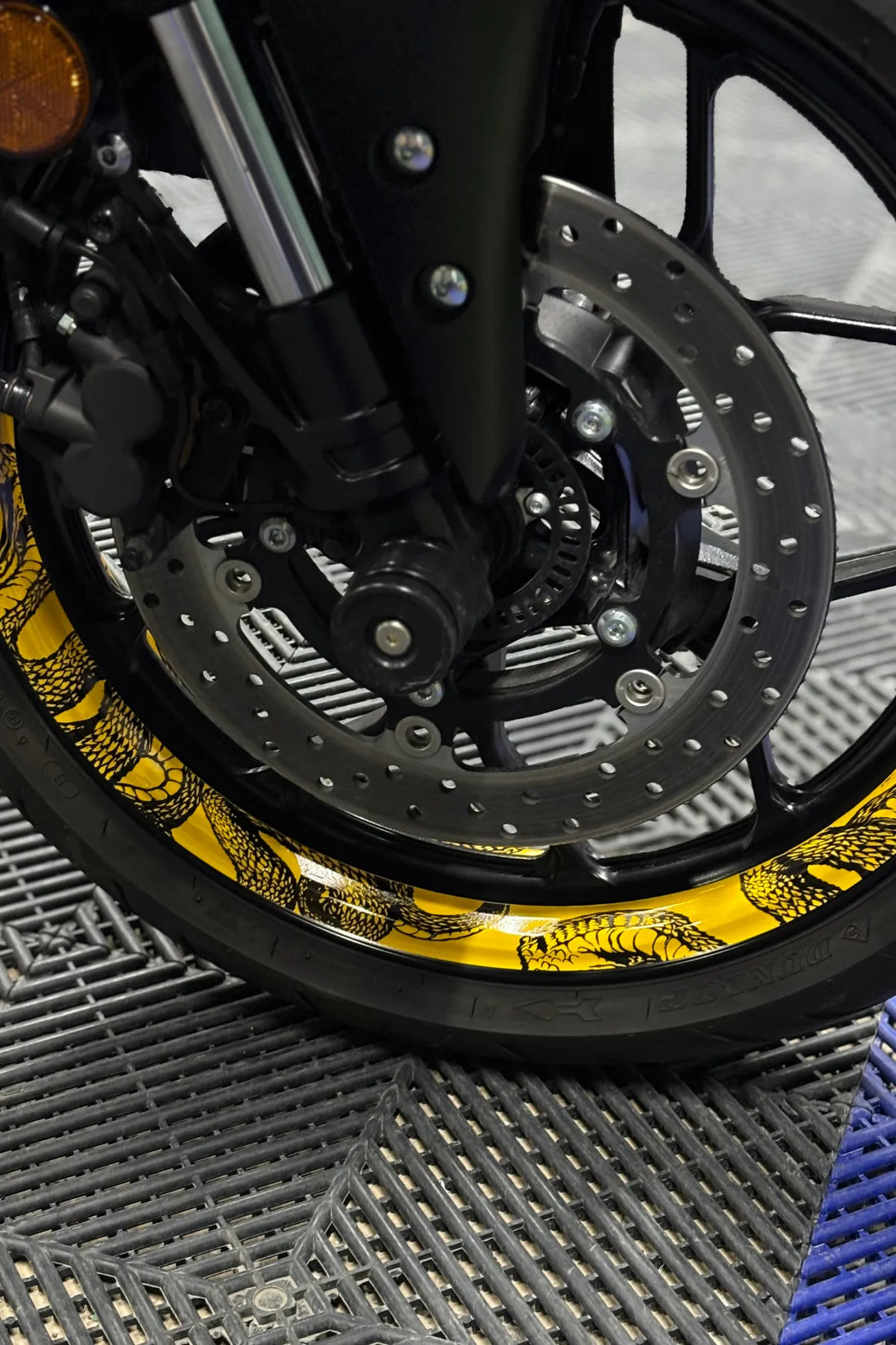 Motosiklet Jantı için 17 Inch Jantlara Uyumlu Reflektörlü Sarı Yılan Desenli Jant Şeridi Seti (4 Parça)