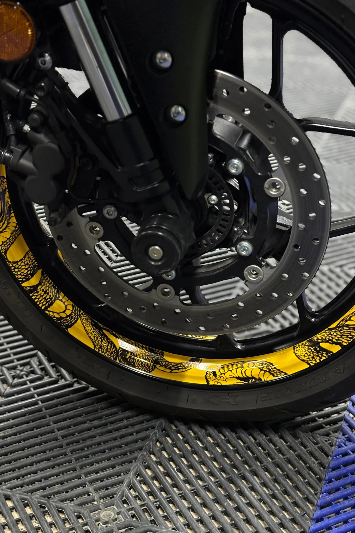 Motosiklet Jantı için 17 Inch Jantlara Uyumlu Reflektörlü Sarı Yılan Desenli Jant Şeridi Seti (4 Parça)