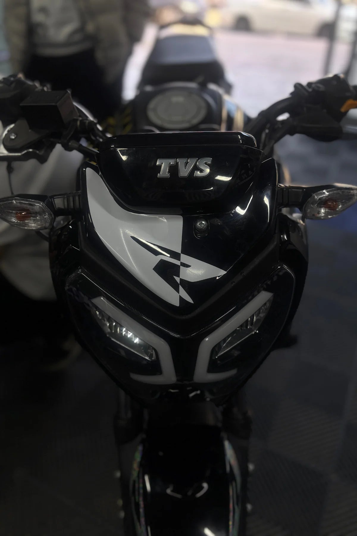 TVS Raider 125 için Beyaz Renk R Logolu Kafa Detay Sticker