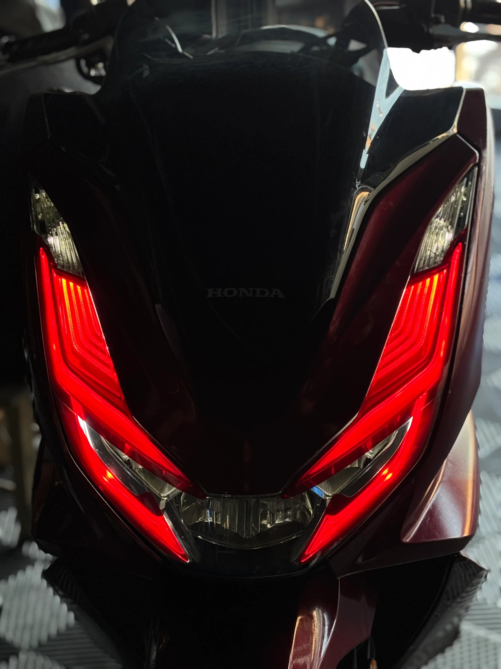 Honda PCX için Kırmızı Renk Far Filmi Tam Kapatan Far Tasarım Seti