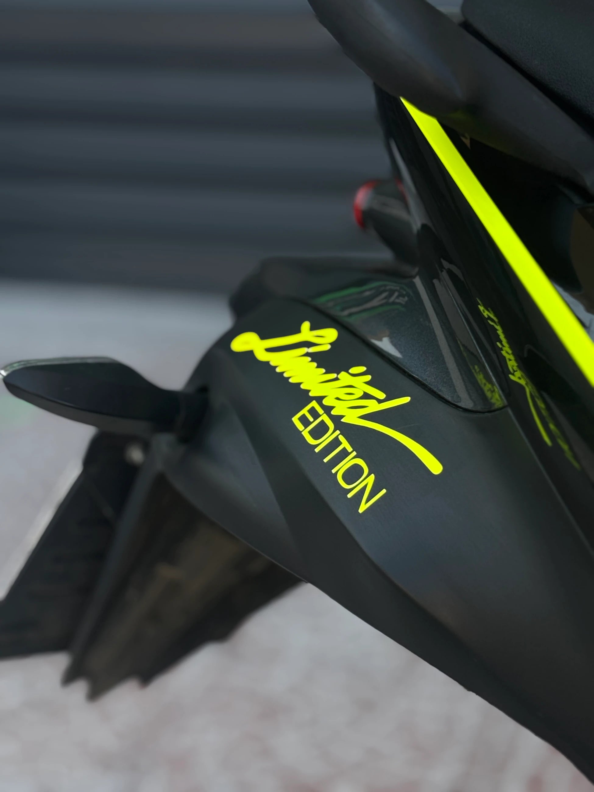 Motosiklet ve Kask için Neon Sarı Limited Edition Sticker Etiket (14CMx4CM)