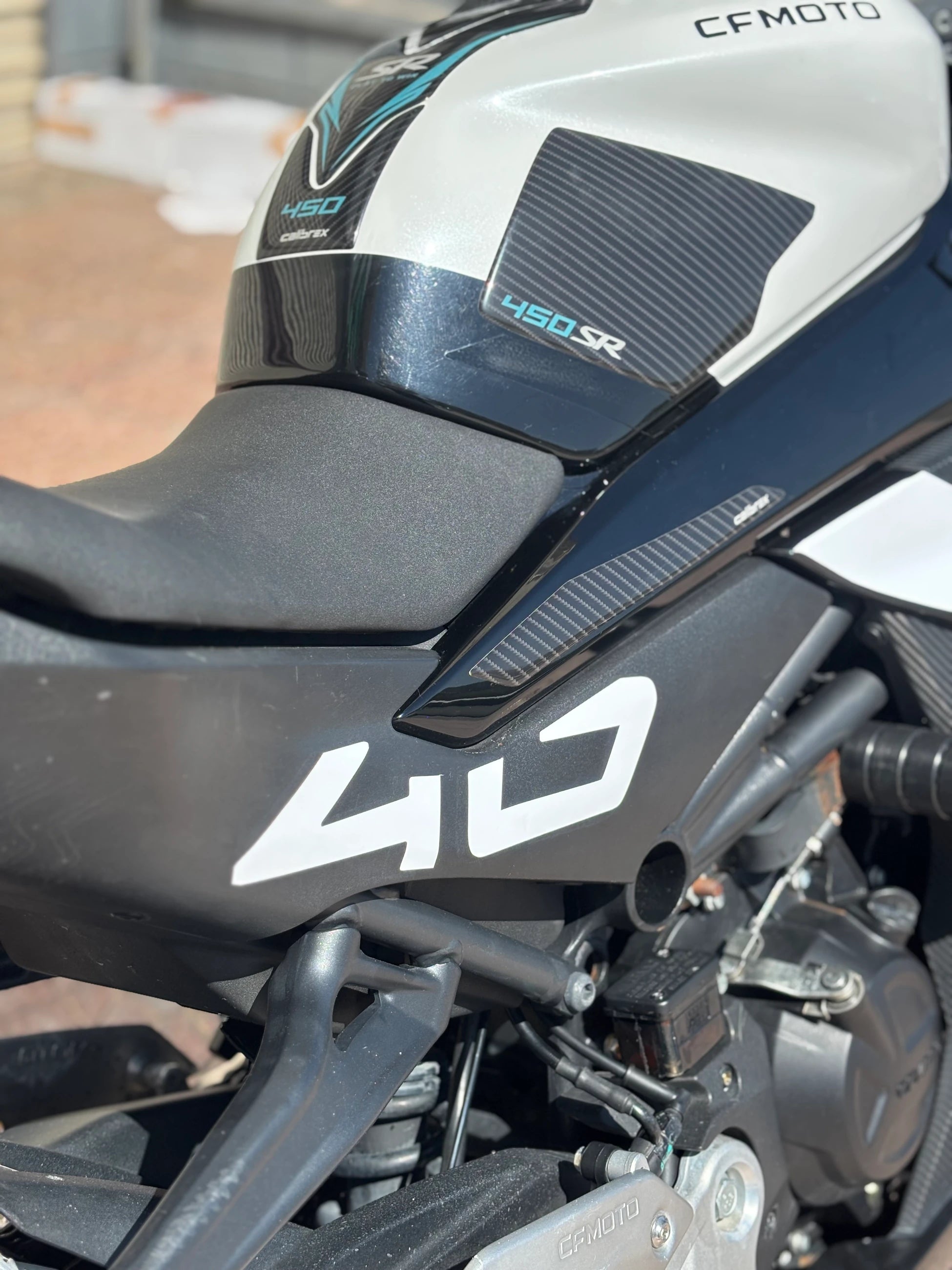 CFMOTO 450SR için Beyaz Renk 40 Yazıları Sticker Seti (Sağ ve Sol)