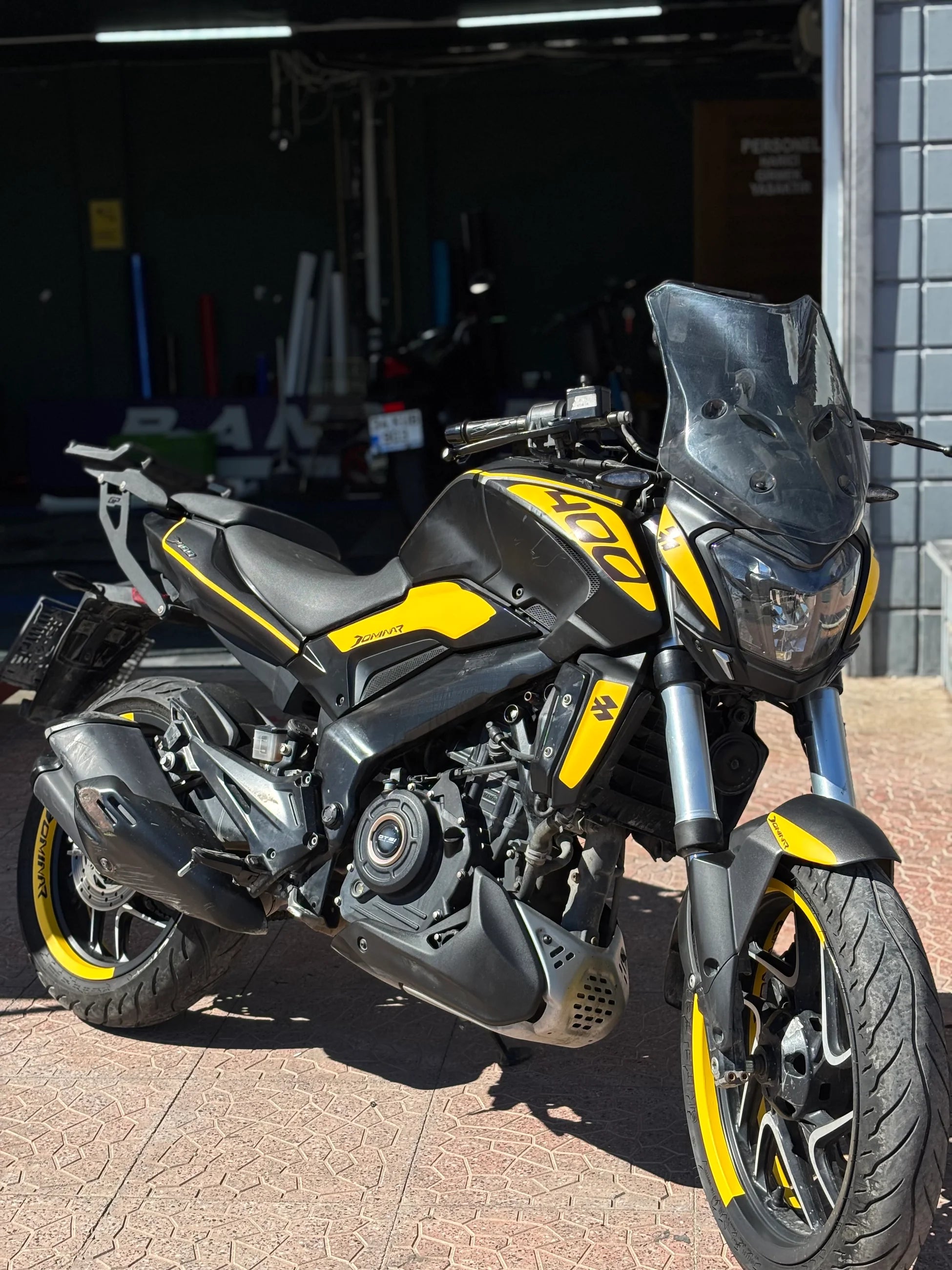 Bajaj Dominar 250/400 için Mat Sarı Desenli Sticker Seti