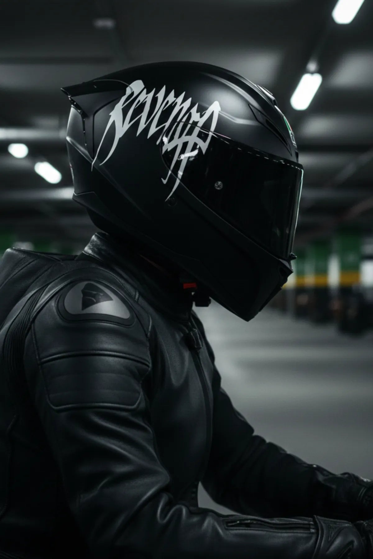 Kask için Gotik Yazı Tipiyle REVENGE Kask Sticker Etiket (Tek Taraf)