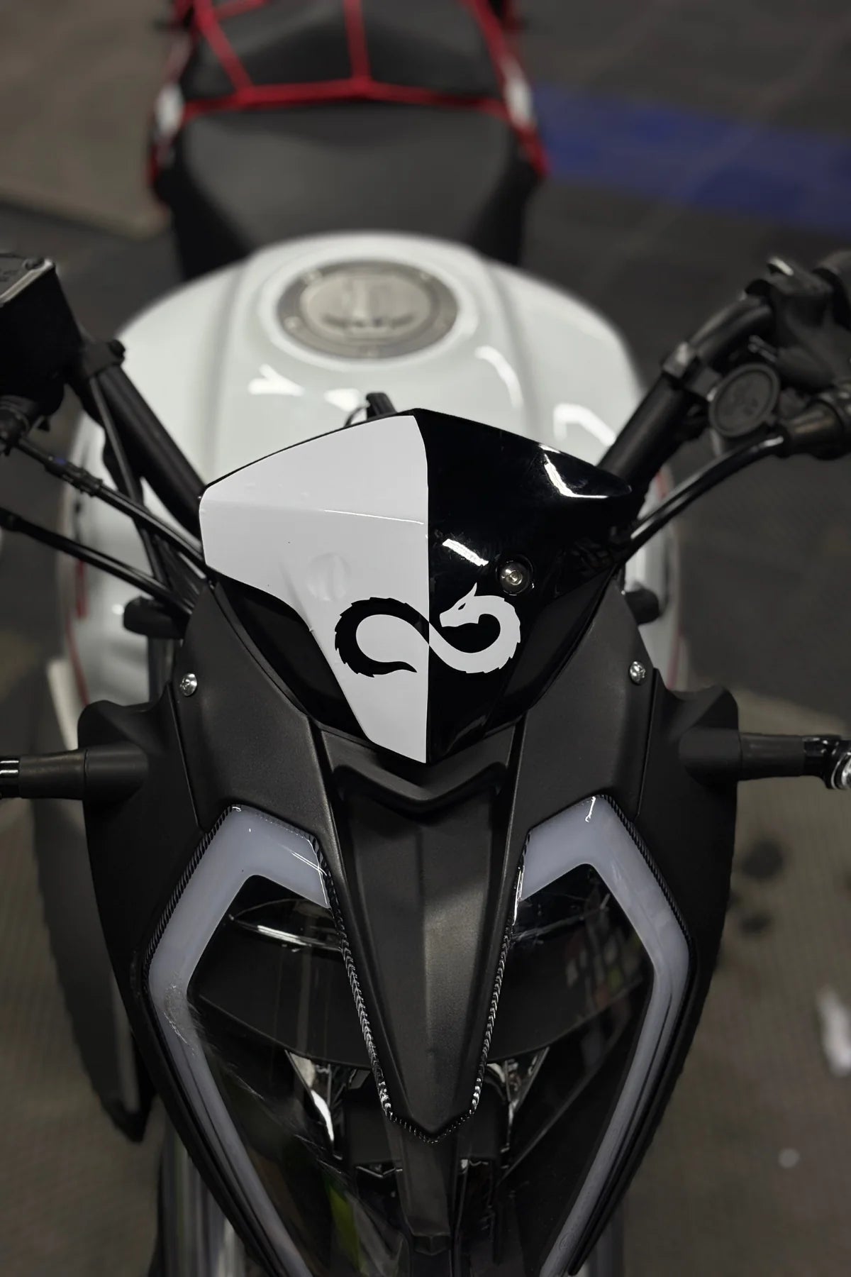 Benelli 125s ve RKS RK125 için Ejder Desenli Beyaz Kafa Detay Sticker