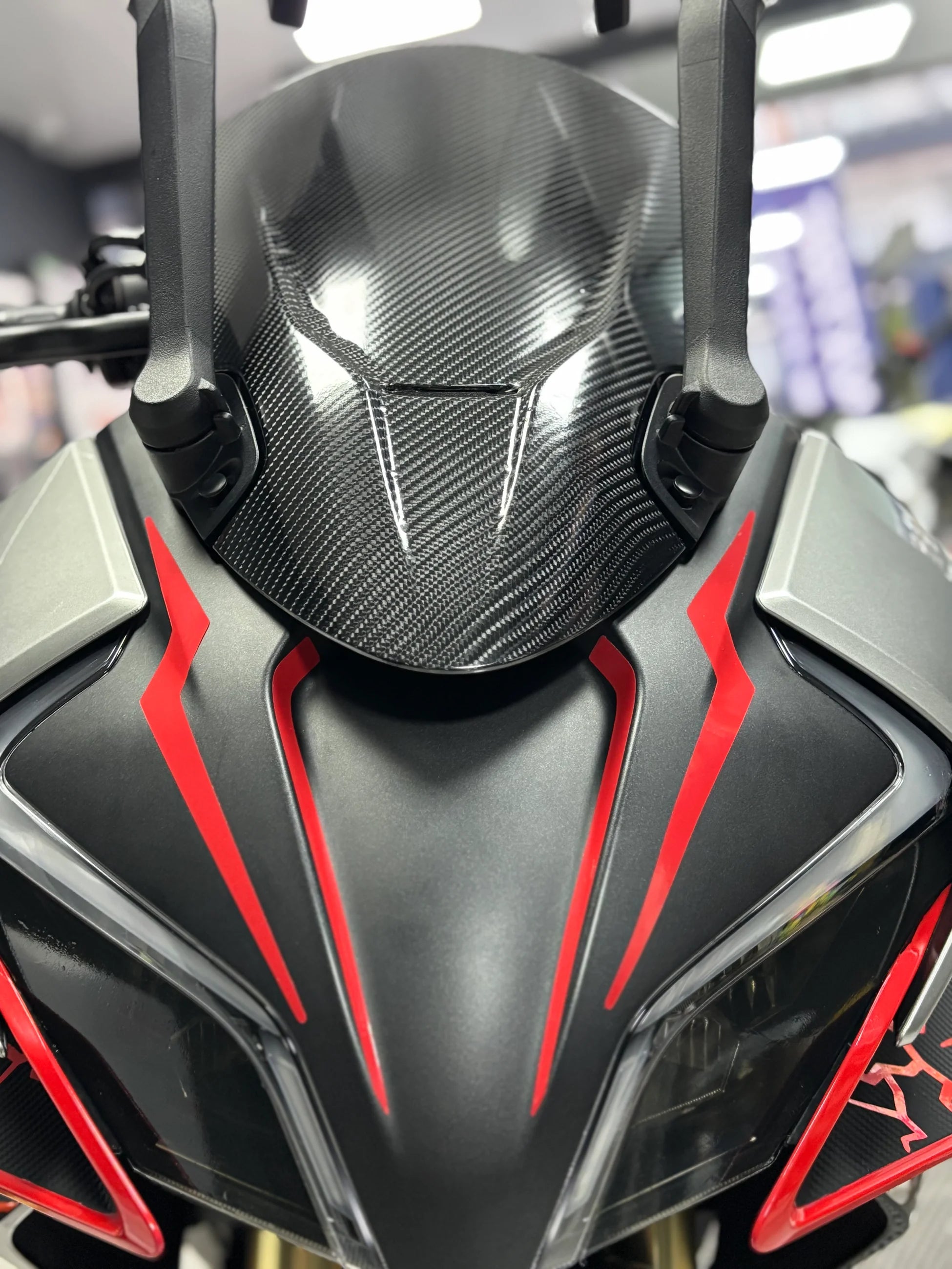 CFMOTO 450SR için Kırmızı Renk Far Kaşı Sticker (4 Parça)