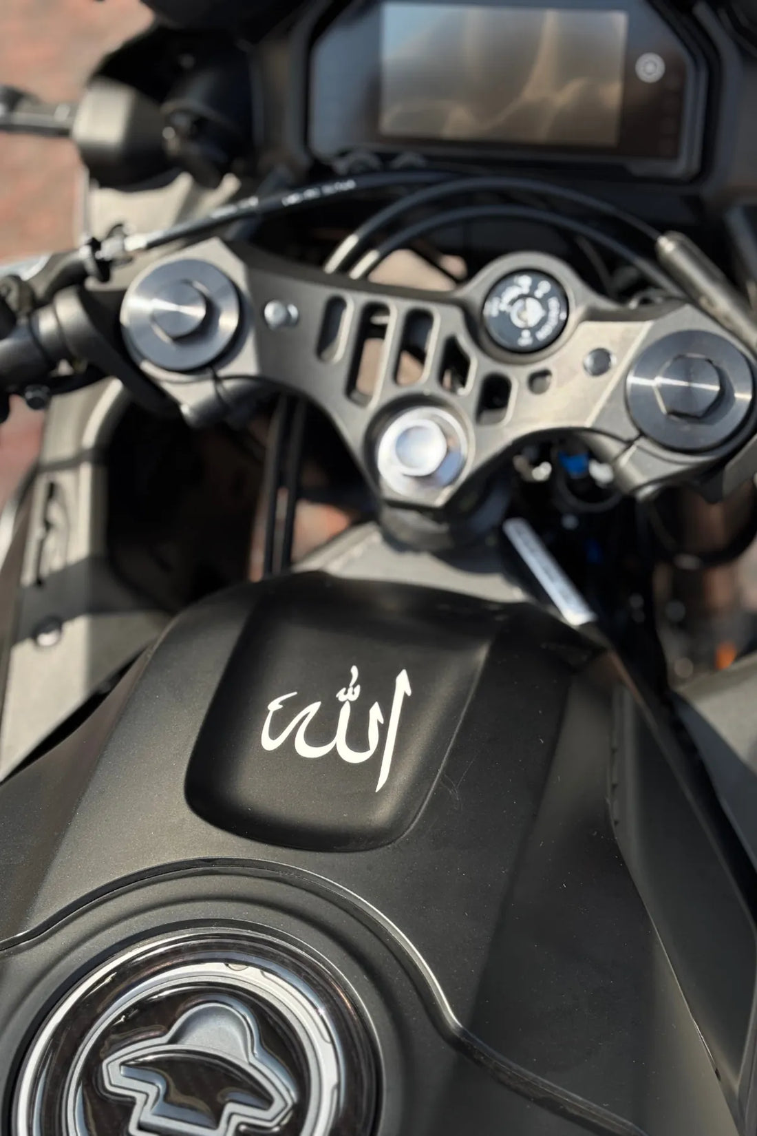 Motosiklet Ön Anahtar Tarafı için Beyaz Renk Allah Yazısı