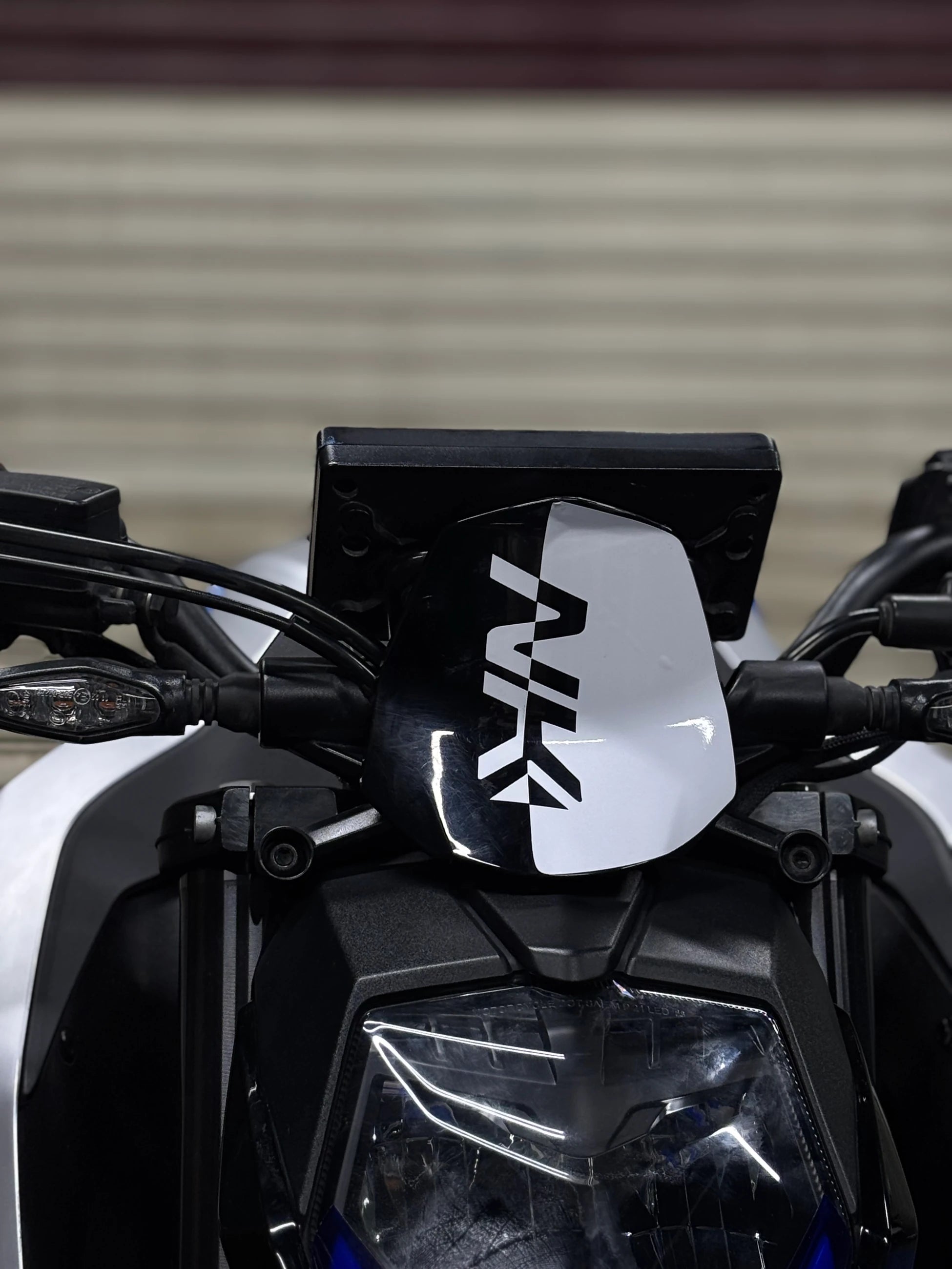 CFMOTO NK250 için Beyaz Renk NK Yazılı Kafa Sticker