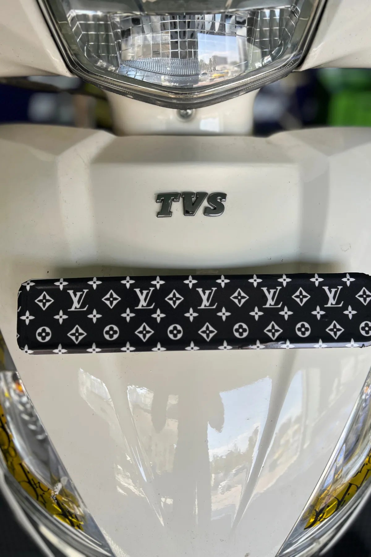 TVS Jupiter 125 için Ön Plakalık Uyumlu LV Desenli Plakalık Kaplama Sticker