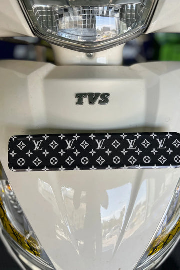 TVS Jupiter 125 için Ön Plakalık Uyumlu LV Desenli Plakalık Kaplama Sticker
