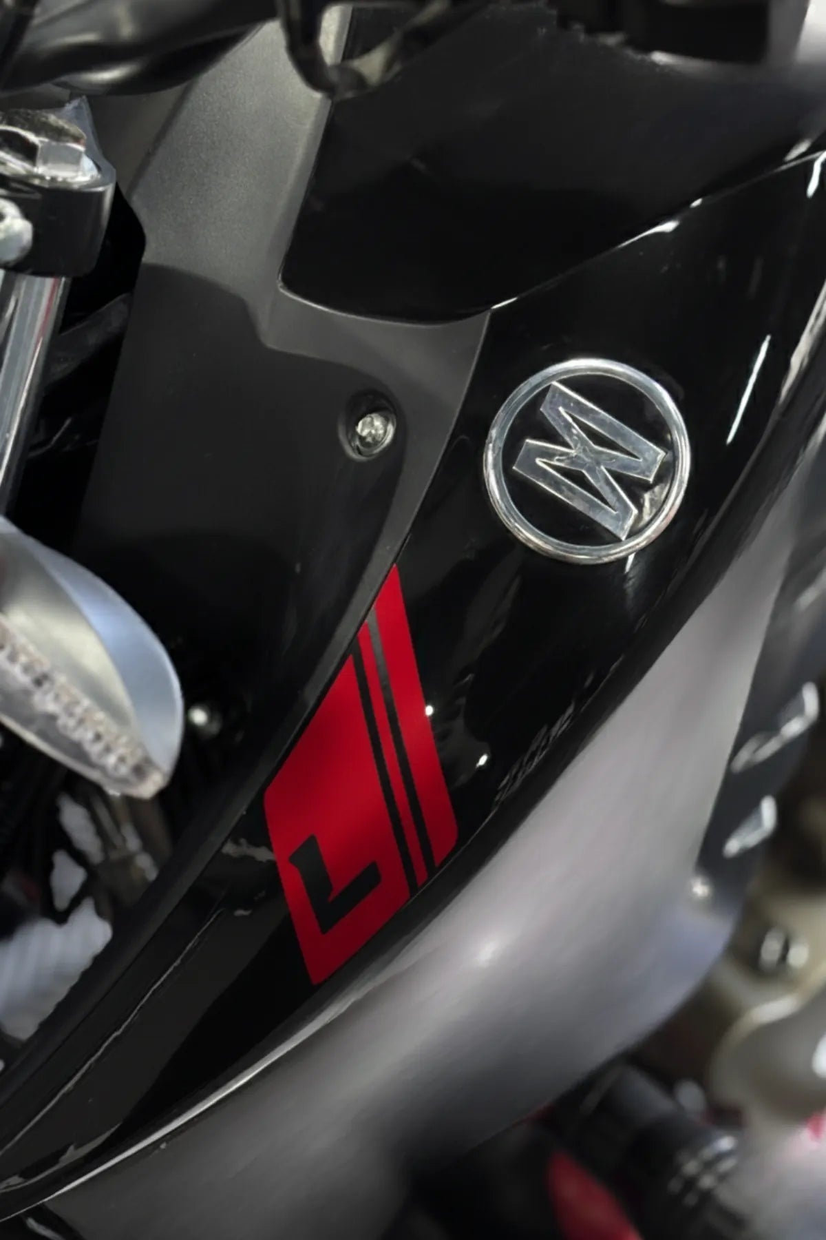 Mondial Drift-L için Logo Önü L Harfi Detaylı Sticker Seti (Sağ ve Sol)