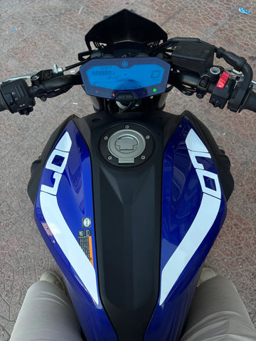 YAMAHA MT-07 için Beyaz Renk Depo Kordon Sticker Seti (Sağ ve Sol)