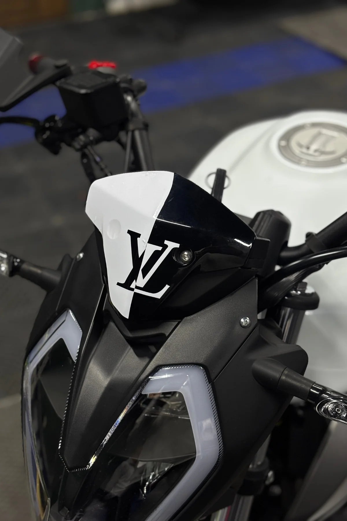 Benelli125s ve RKS RK125 için Beyaz Renk LV Desenli Kafa Sticker Etiket