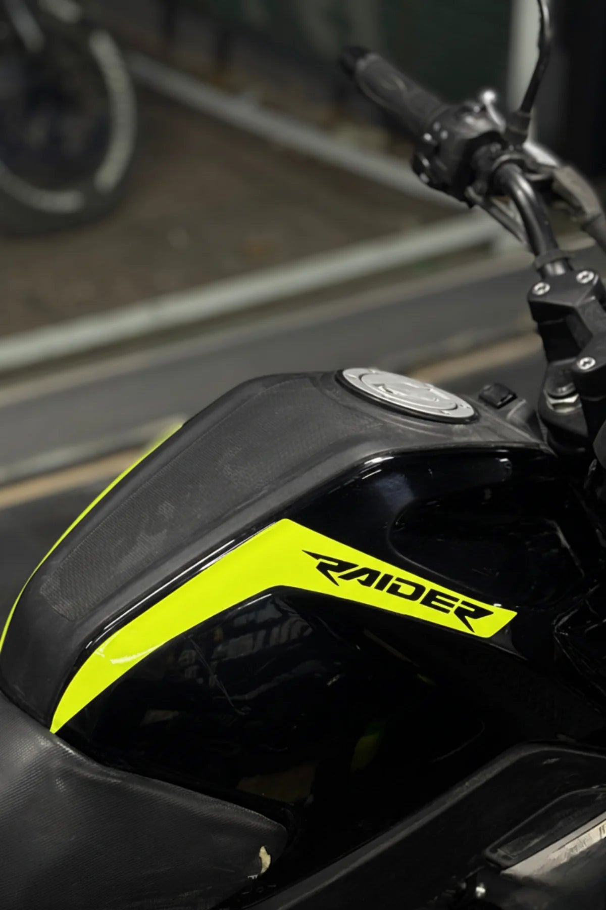 Tvs Raider 125 için Neon Sarı Depo Kordon Sticker Seti (Sağ ve Sol)