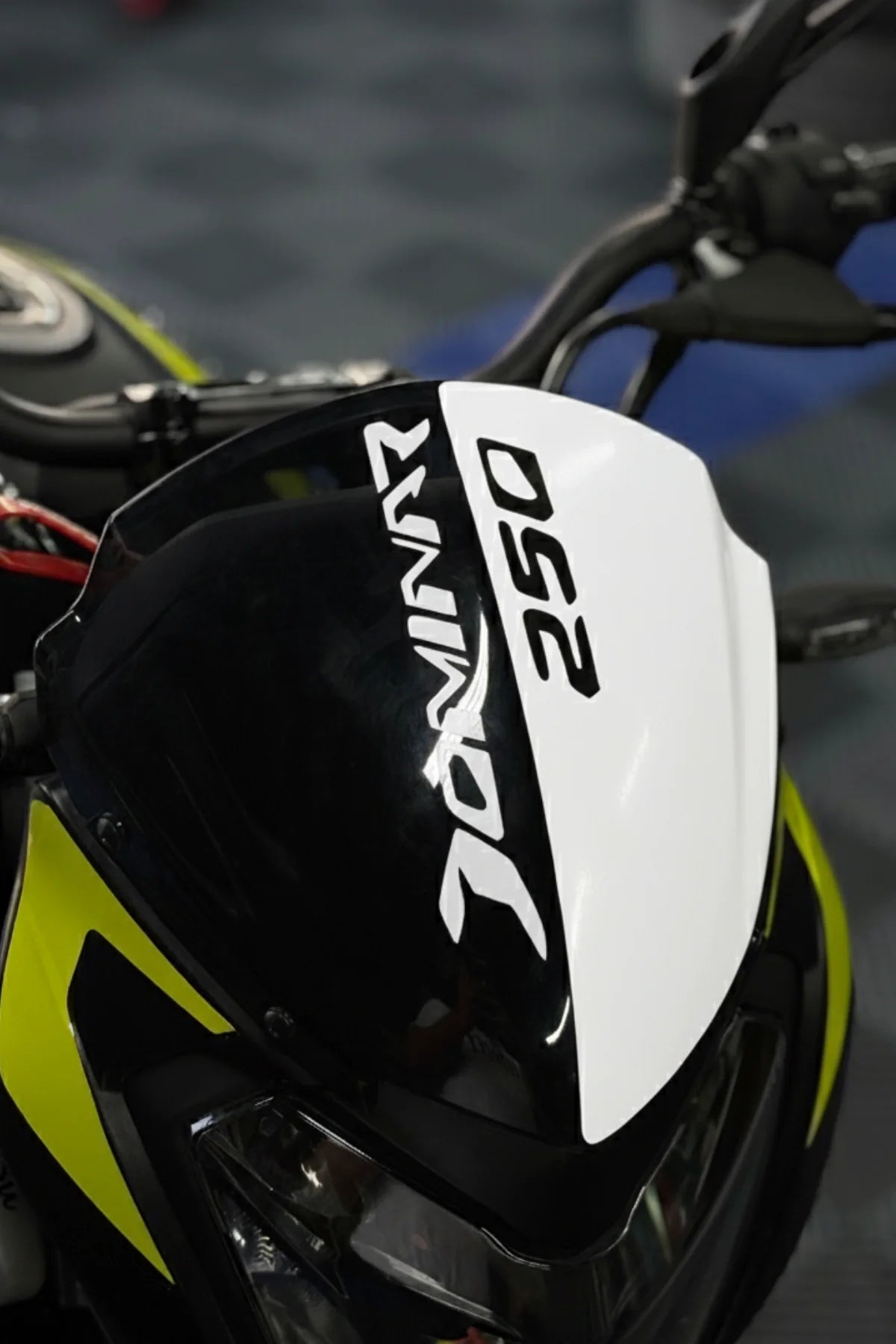 Bajaj Dominar 250 için Beyaz Renk Kafa Detay Sticker Etiket