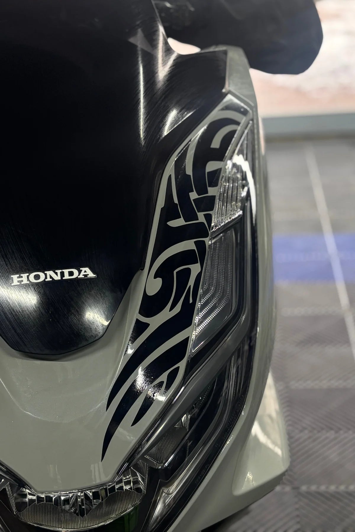 Honda PCX için Far Üstü Tribal Desen Sticker Siyah