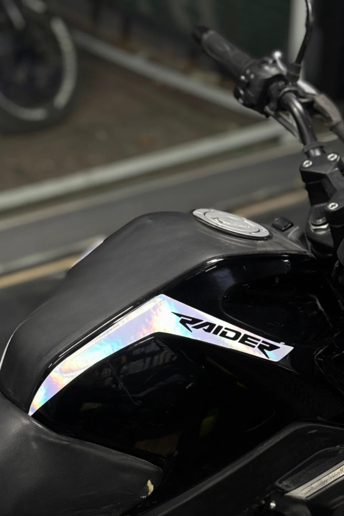 TVS Raider 125 için Hologramlı Depo Kordon Sticker Seti (Sağ ve Sol)
