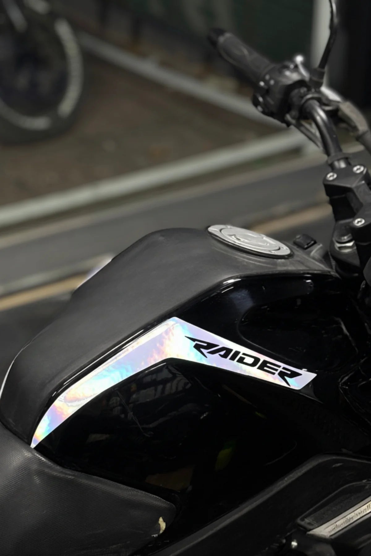 TVS Raider 125 için Hologramlı Depo Kordon Sticker Seti (Sağ ve Sol)