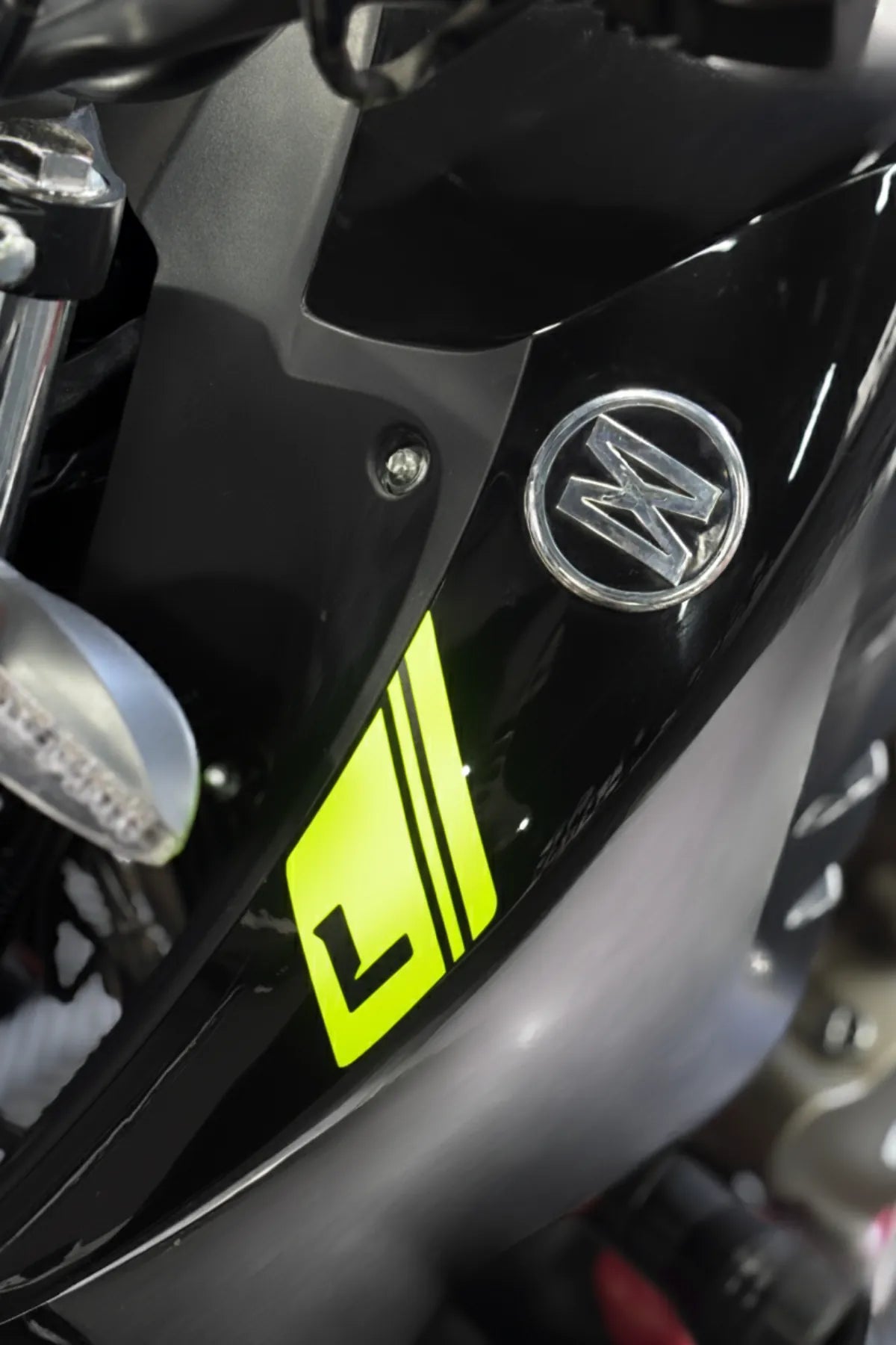Mondial Drift-L için Logo Önü L Harfi Detaylı Sticker Seti (Sağ ve Sol)