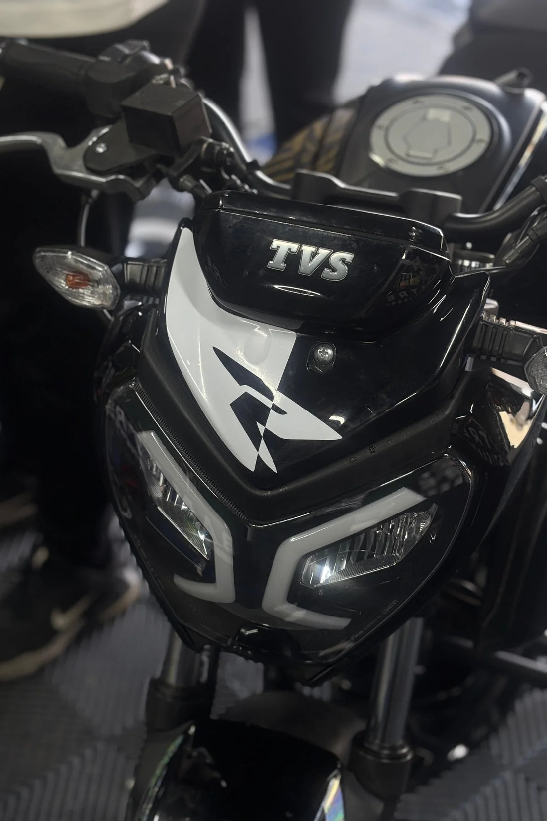 TVS Raider 125 için Beyaz Renk R Logolu Kafa Detay Sticker