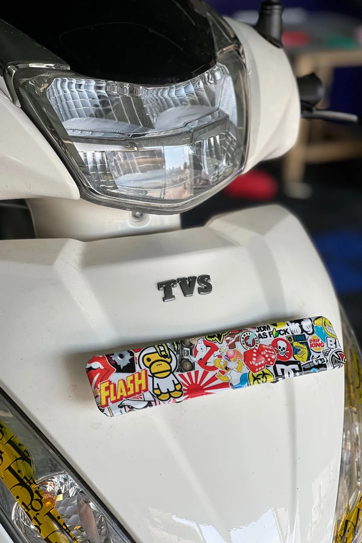 TVS Jupiter için Hellaflush Desenli Ön Plakalık Kaplama Sticker